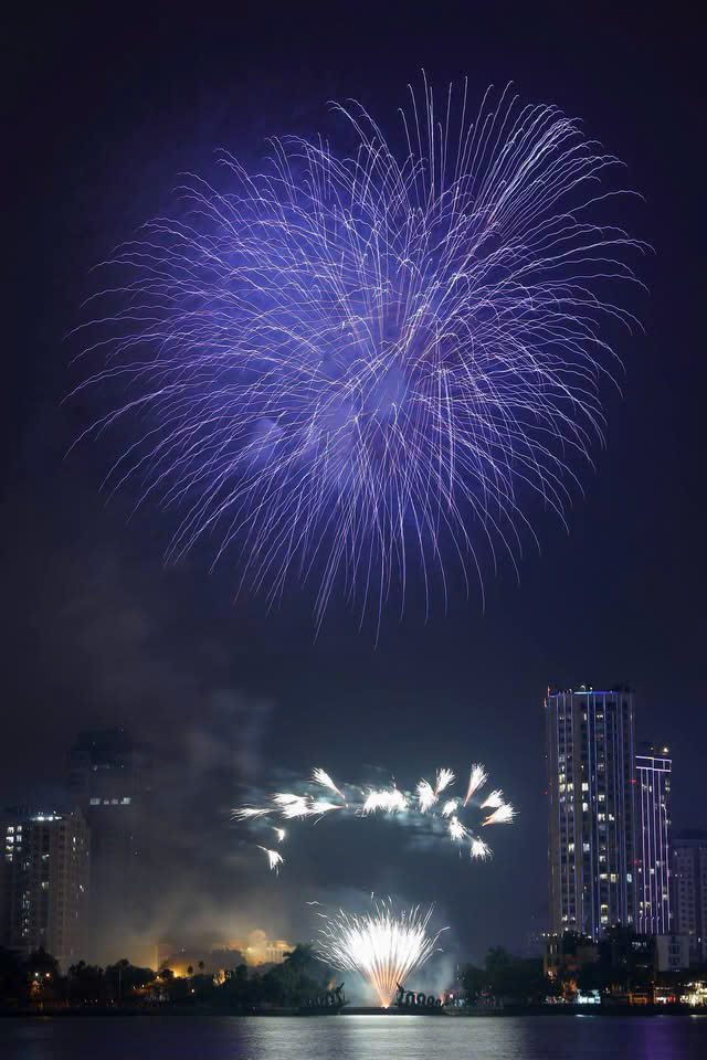 Người d&acirc;n H&agrave; Nội m&atilde;n nh&atilde;n đ&ecirc;m ph&aacute;o hoa ch&agrave;o 2026- Ảnh 12.