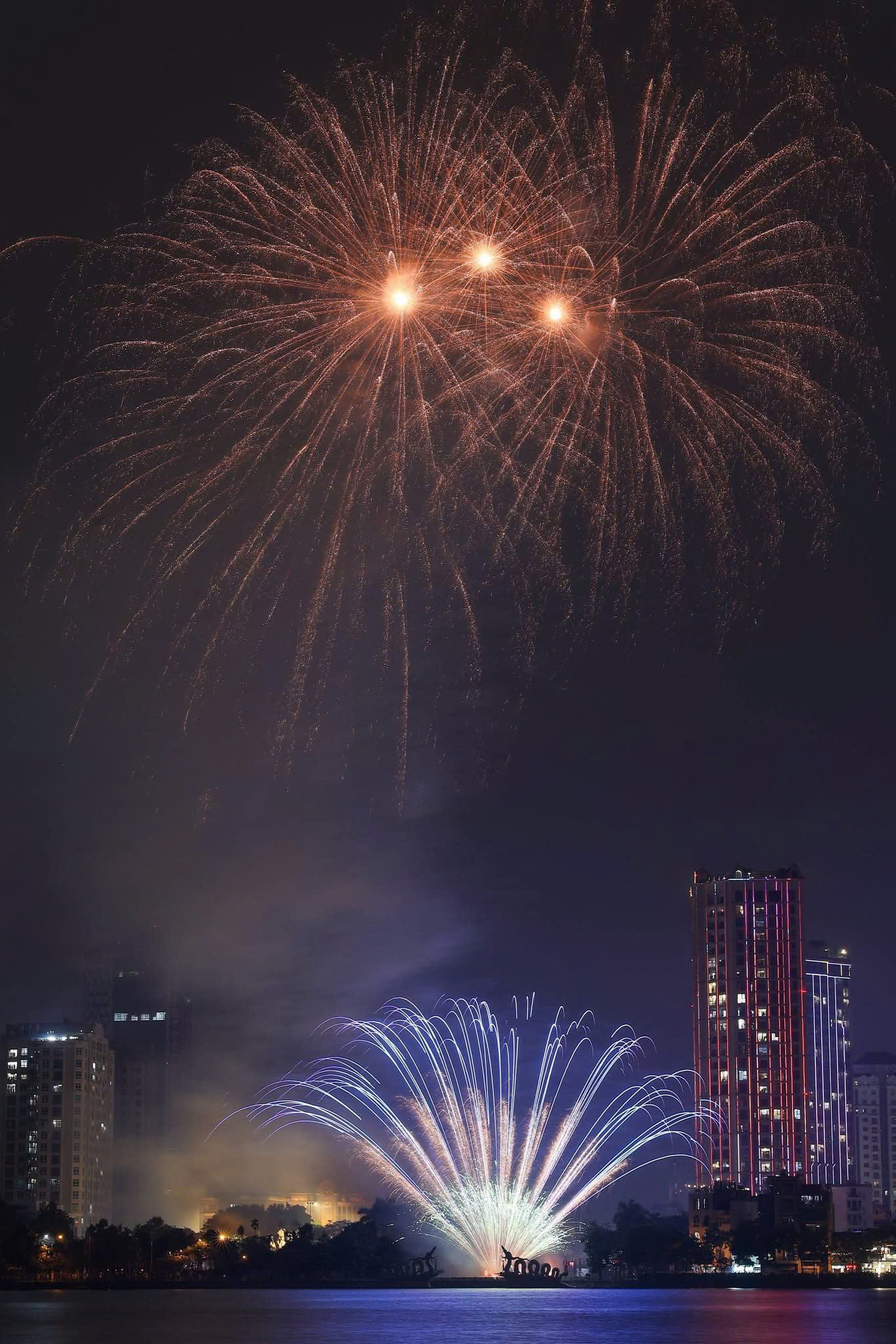 Người d&acirc;n H&agrave; Nội m&atilde;n nh&atilde;n đ&ecirc;m ph&aacute;o hoa ch&agrave;o 2026- Ảnh 11.