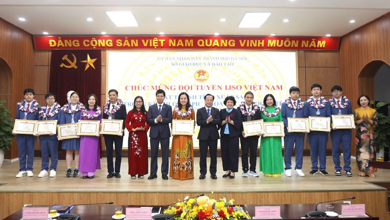 Hà Nội: Gặp mặt, chúc mừng thành tích đội tuyển thi Olympic Khoa học trẻ quốc tế- Ảnh 3. Hà Nội: Gặp mặt, chúc mừng thành tích đội tuyển thi Olympic Khoa học trẻ quốc tế- Ảnh 3.