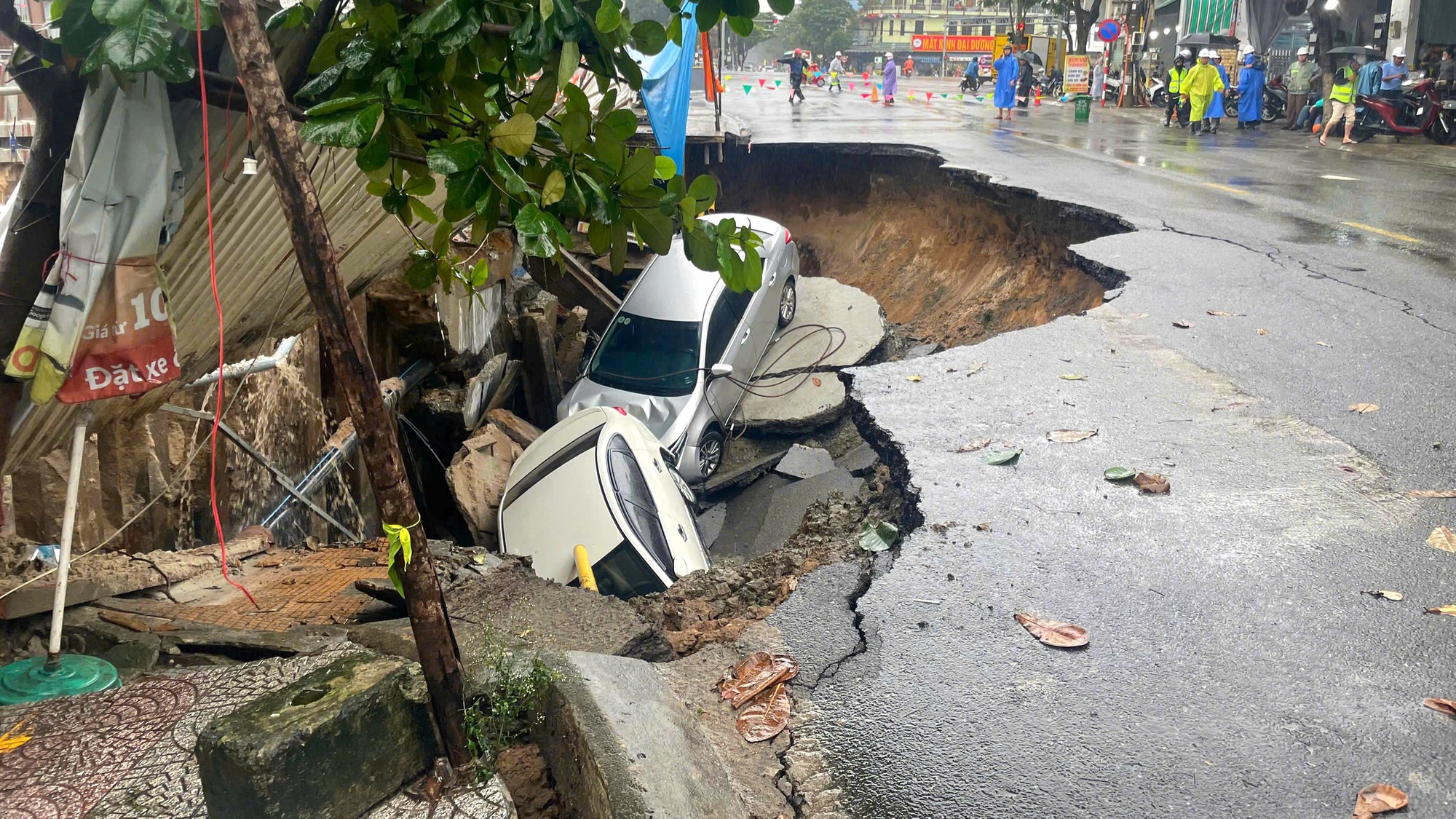 Đà Nẵng chỉ đạo khẩn sau vụ hai ô tô rơi xuống hố tử thần- Ảnh 1.