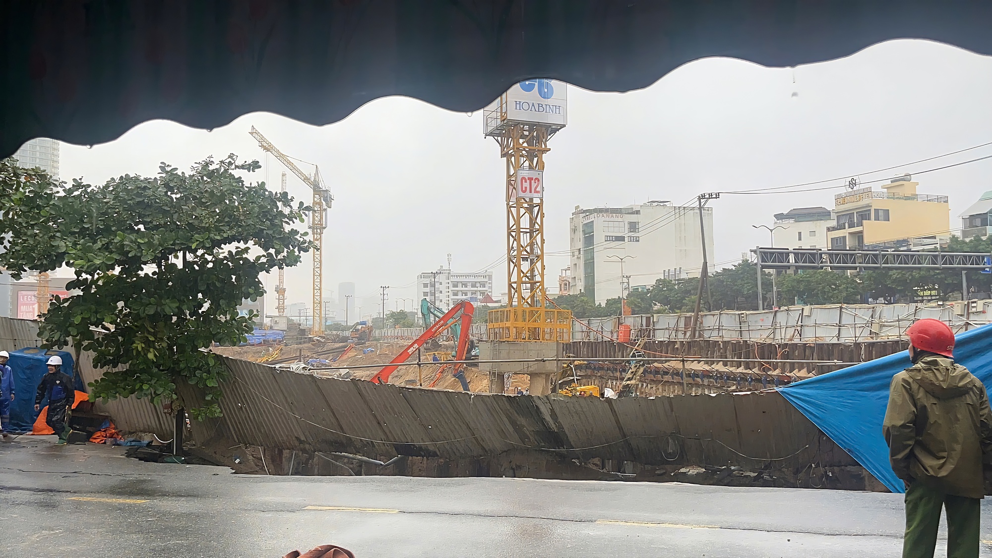 Đà Nẵng chỉ đạo khẩn sau vụ hai ô tô rơi xuống hố tử thần- Ảnh 2.