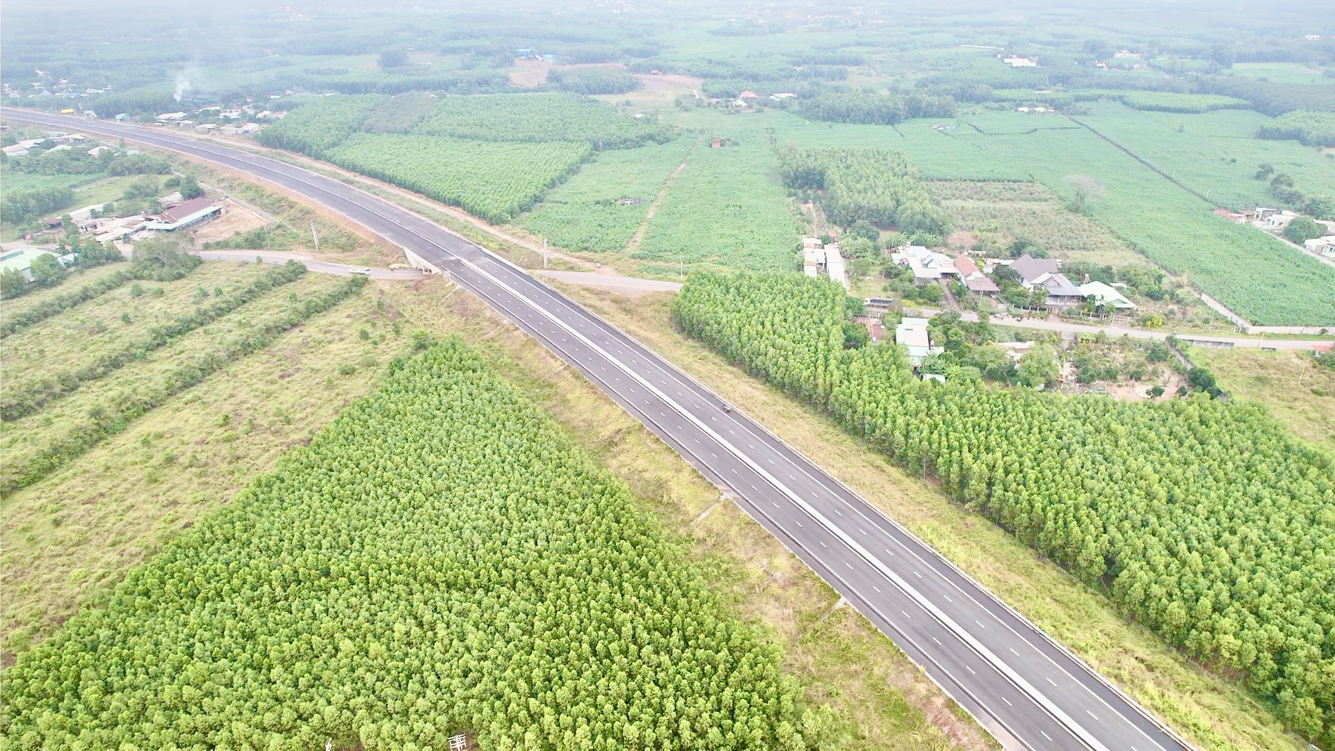 Diện mạo mới nhất cao tốc Biên Hòa - Vũng Tàu nối liền Đồng Nai với TP.HCM- Ảnh 4. Diện mạo mới nhất cao tốc Biên Hòa - Vũng Tàu nối liền Đồng Nai với TP.HCM- Ảnh 4.