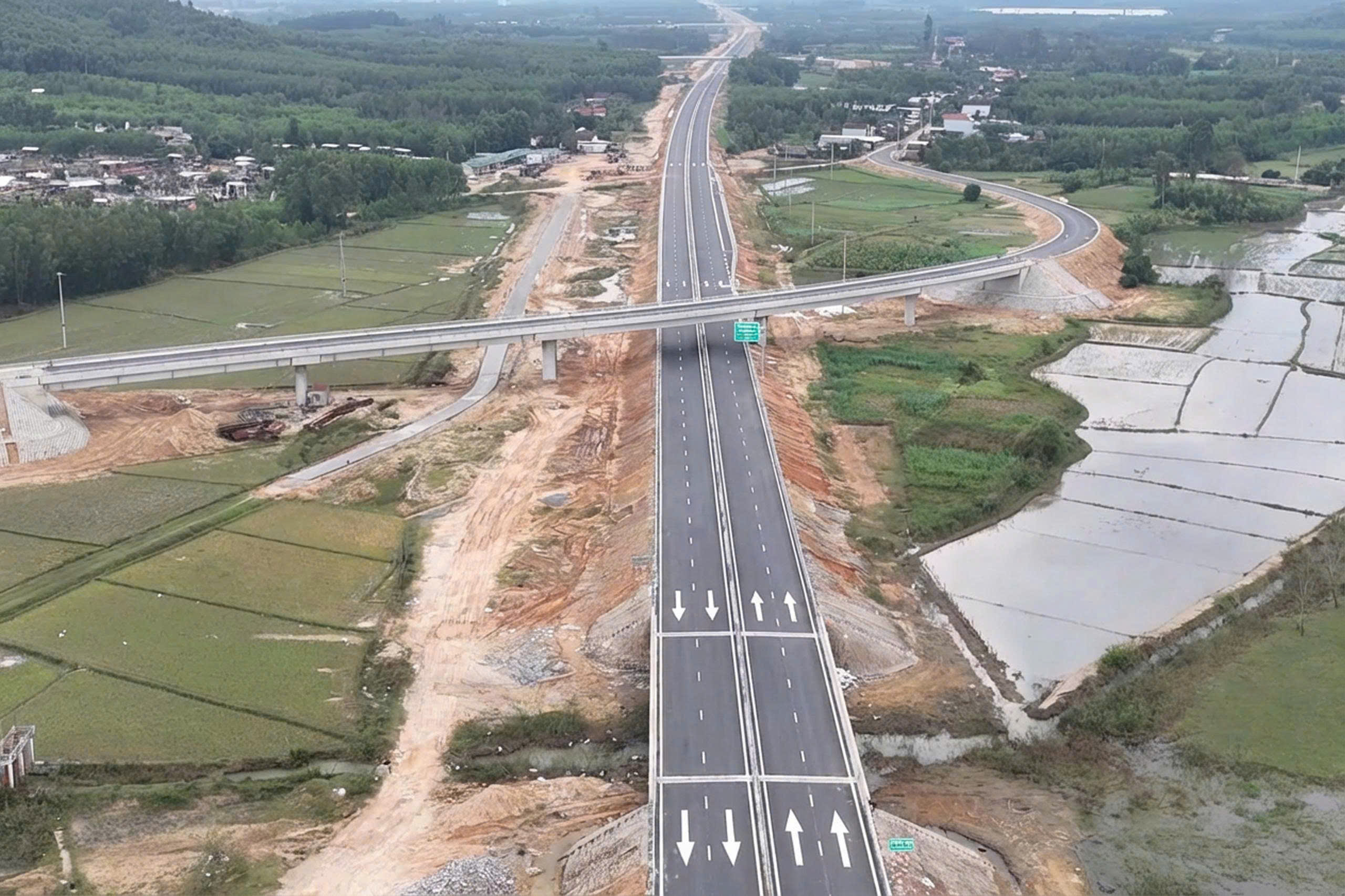 Dự án thành phần lớn nhất cao tốc Bắc - Nam giai đoạn 2 về đích trước 8 tháng- Ảnh 4.