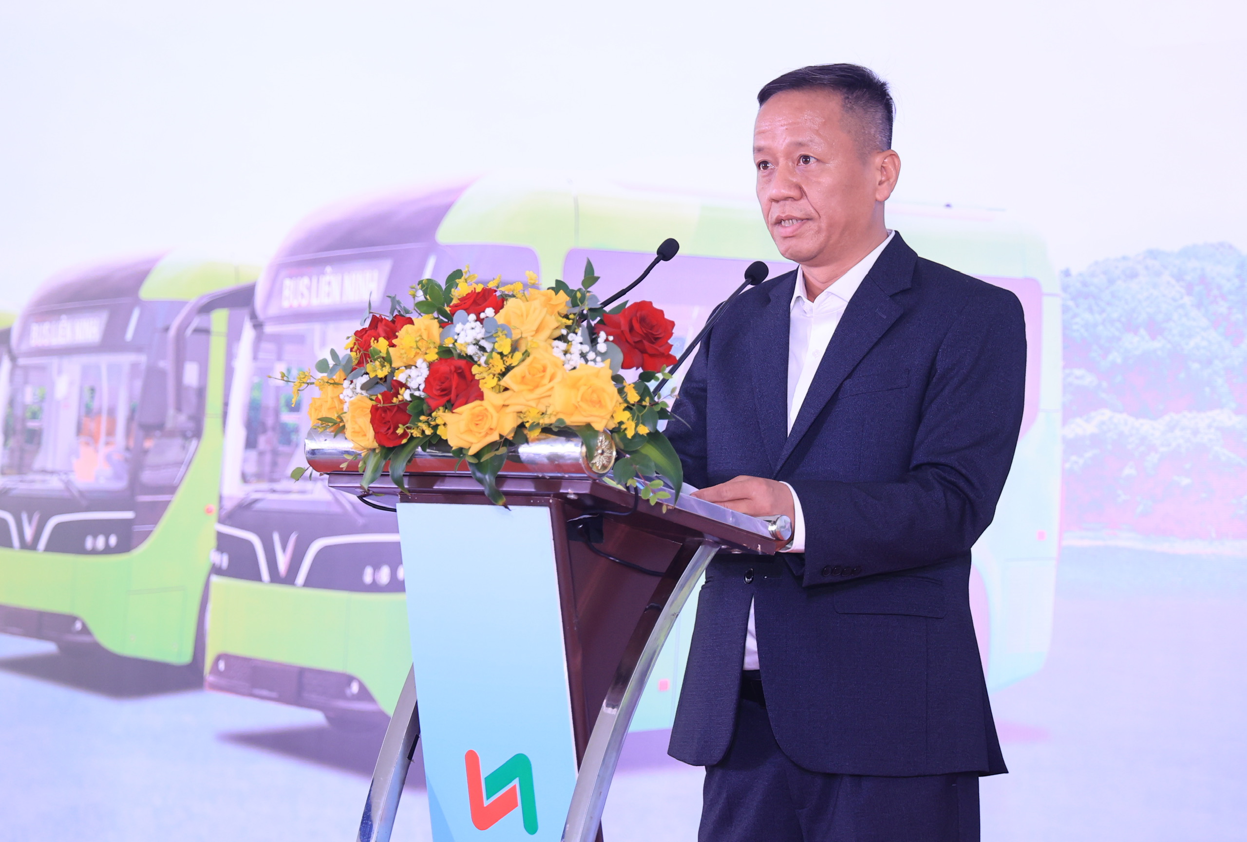 Hà Nội thêm một doanh nghiệp chuyển đổi toàn bộ xe xăng sang xe buýt điện- Ảnh 1.