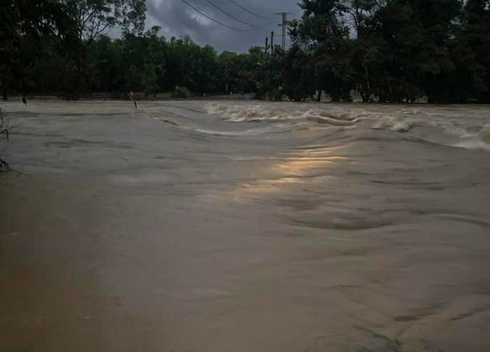 Khánh Hòa: Mưa lớn trong đêm, nhiều nơi ngập cục bộ, giao thông bị chia cắt- Ảnh 1. Khánh Hòa: Mưa lớn trong đêm, nhiều nơi ngập cục bộ, giao thông bị chia cắt- Ảnh 1.