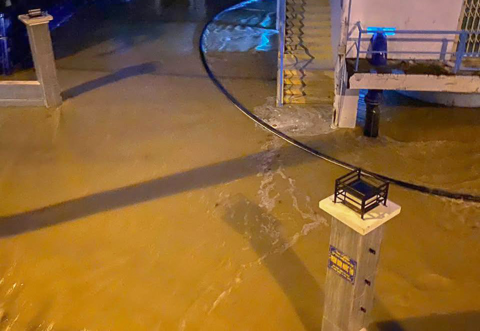 Khánh Hòa: Mưa lớn trong đêm, nhiều nơi ngập cục bộ, giao thông bị chia cắt- Ảnh 2. Khánh Hòa: Mưa lớn trong đêm, nhiều nơi ngập cục bộ, giao thông bị chia cắt- Ảnh 2.