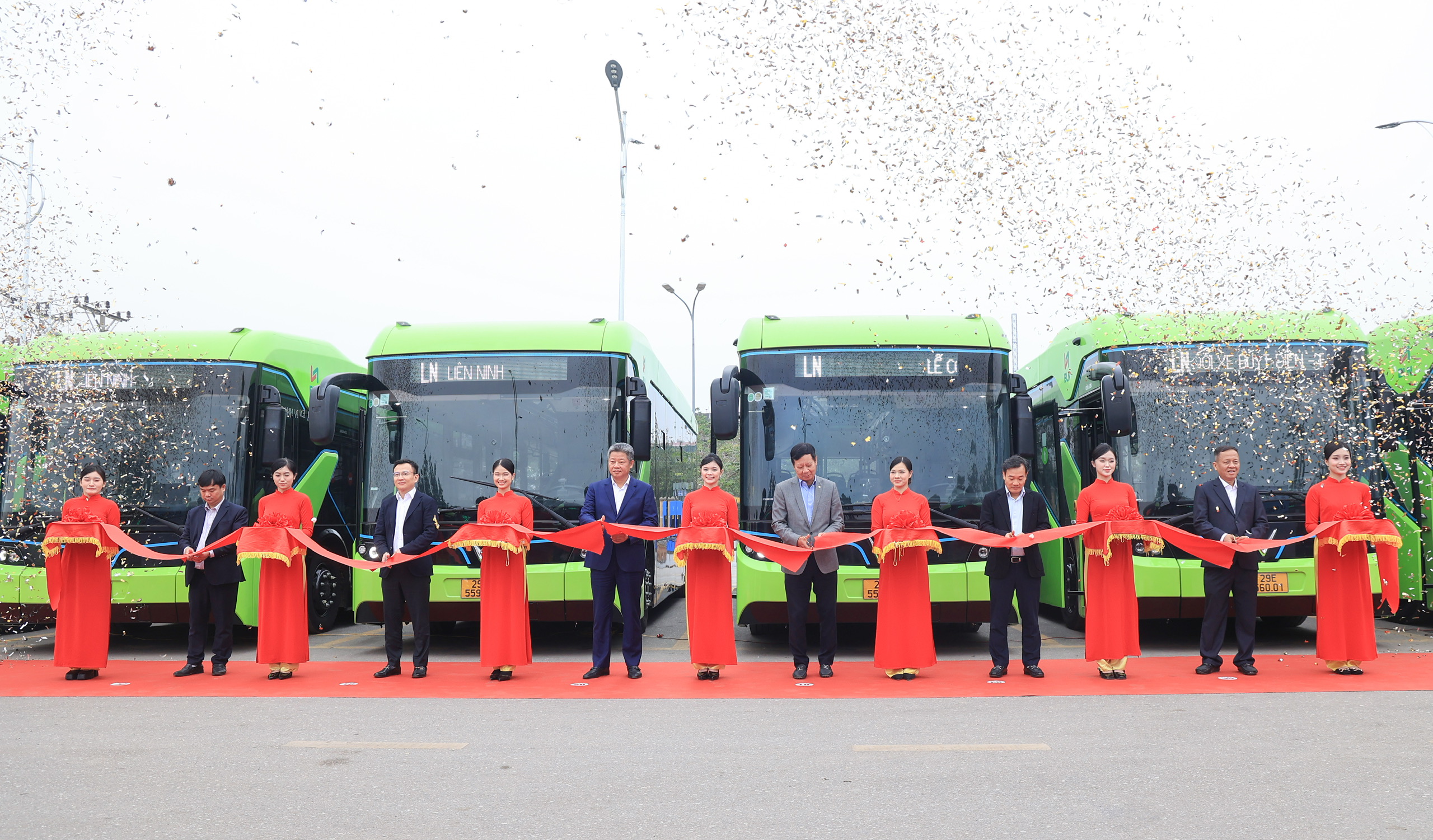 Hà Nội thêm một doanh nghiệp chuyển đổi toàn bộ xe xăng sang xe buýt điện- Ảnh 2.