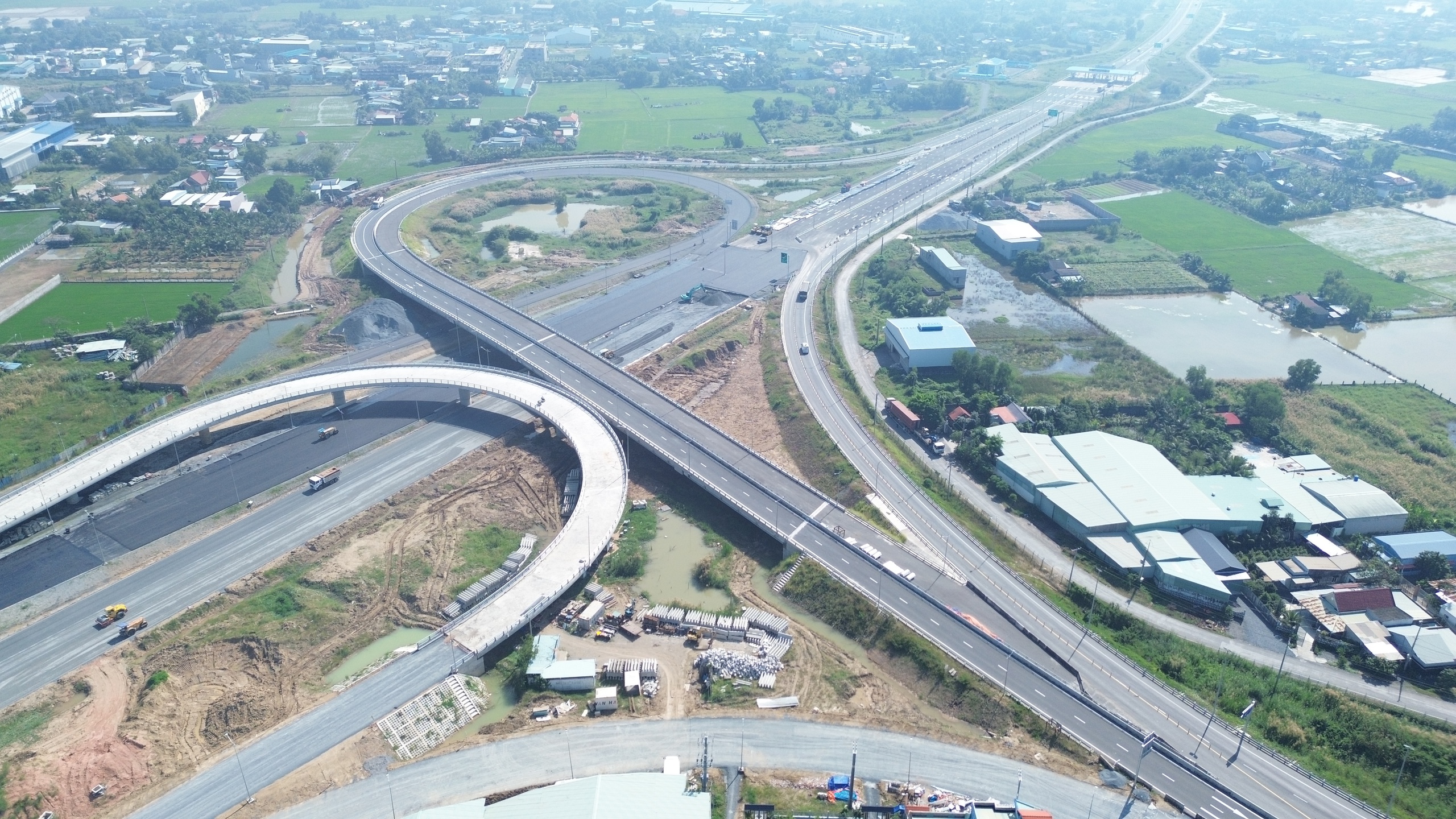 "Siêu nút giao" nối 3 tuyến cao tốc ở cửa ngõ TP.HCM, trước ngày thông xe- Ảnh 1. "Siêu nút giao" nối 3 tuyến cao tốc ở cửa ngõ TP.HCM, trước ngày thông xe- Ảnh 1.