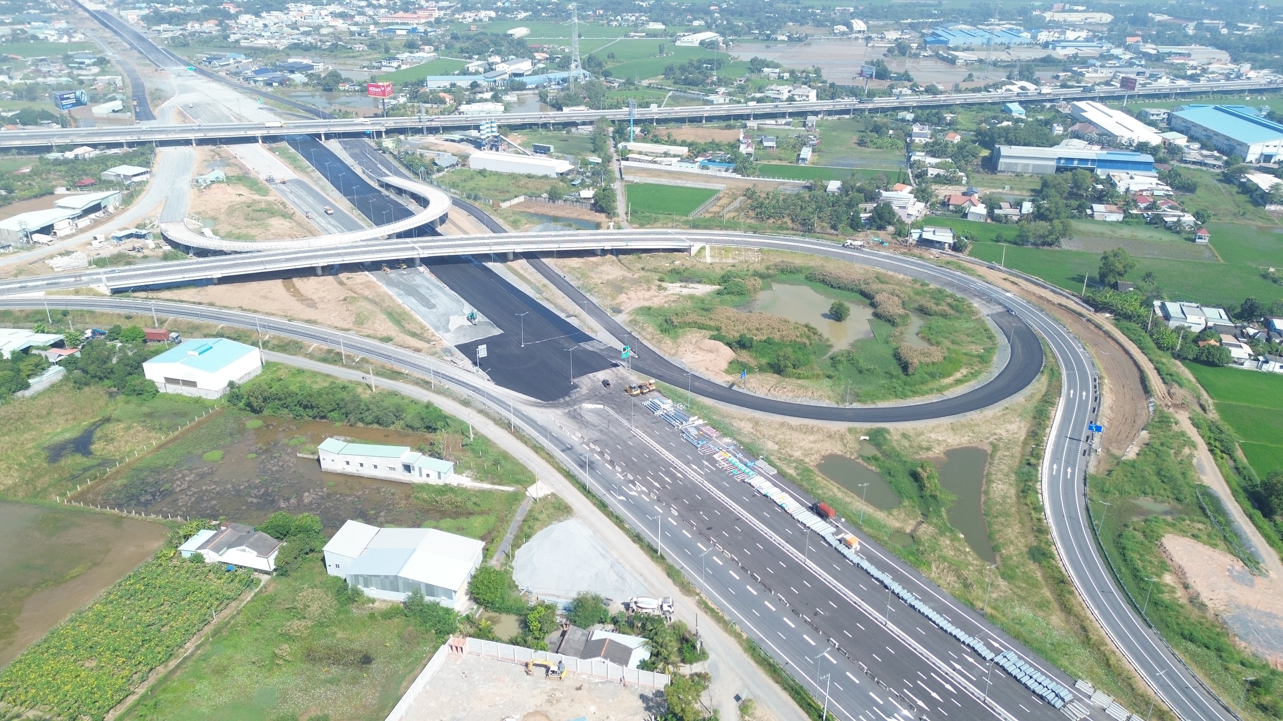 "Siêu nút giao" nối 3 tuyến cao tốc ở cửa ngõ TP.HCM, trước ngày thông xe- Ảnh 2. "Siêu nút giao" nối 3 tuyến cao tốc ở cửa ngõ TP.HCM, trước ngày thông xe- Ảnh 2.