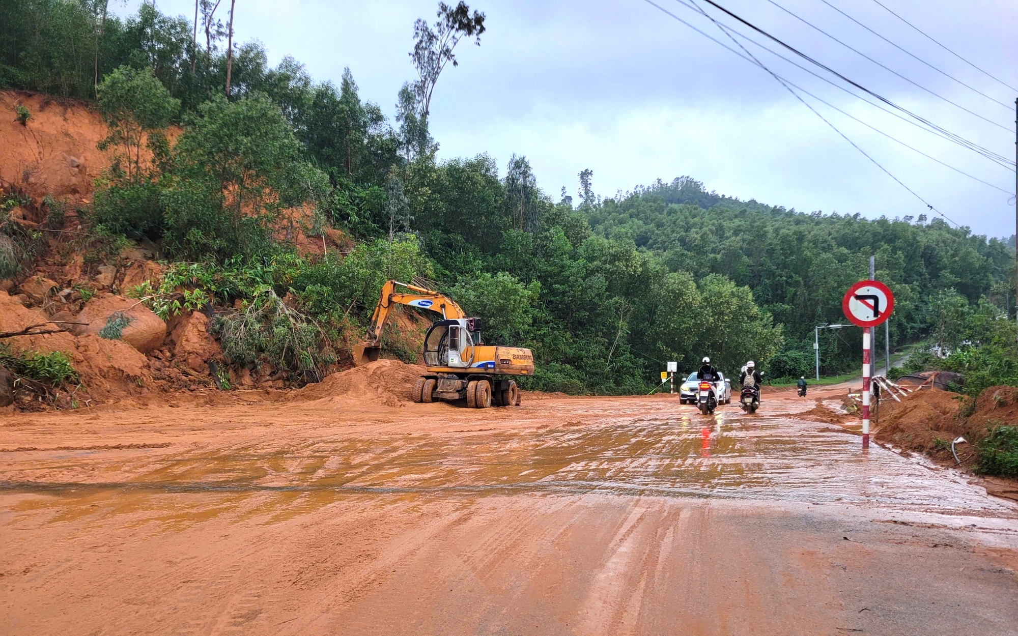 Xử lý vết nứt mặt đường, đảm bảo giao thông quốc lộ 1 qua Đèo Ngang- Ảnh 4. Huế: Xử lý xong điểm sạt lở vào khu du lịch Laguna, giao thông thông suốt trở lại