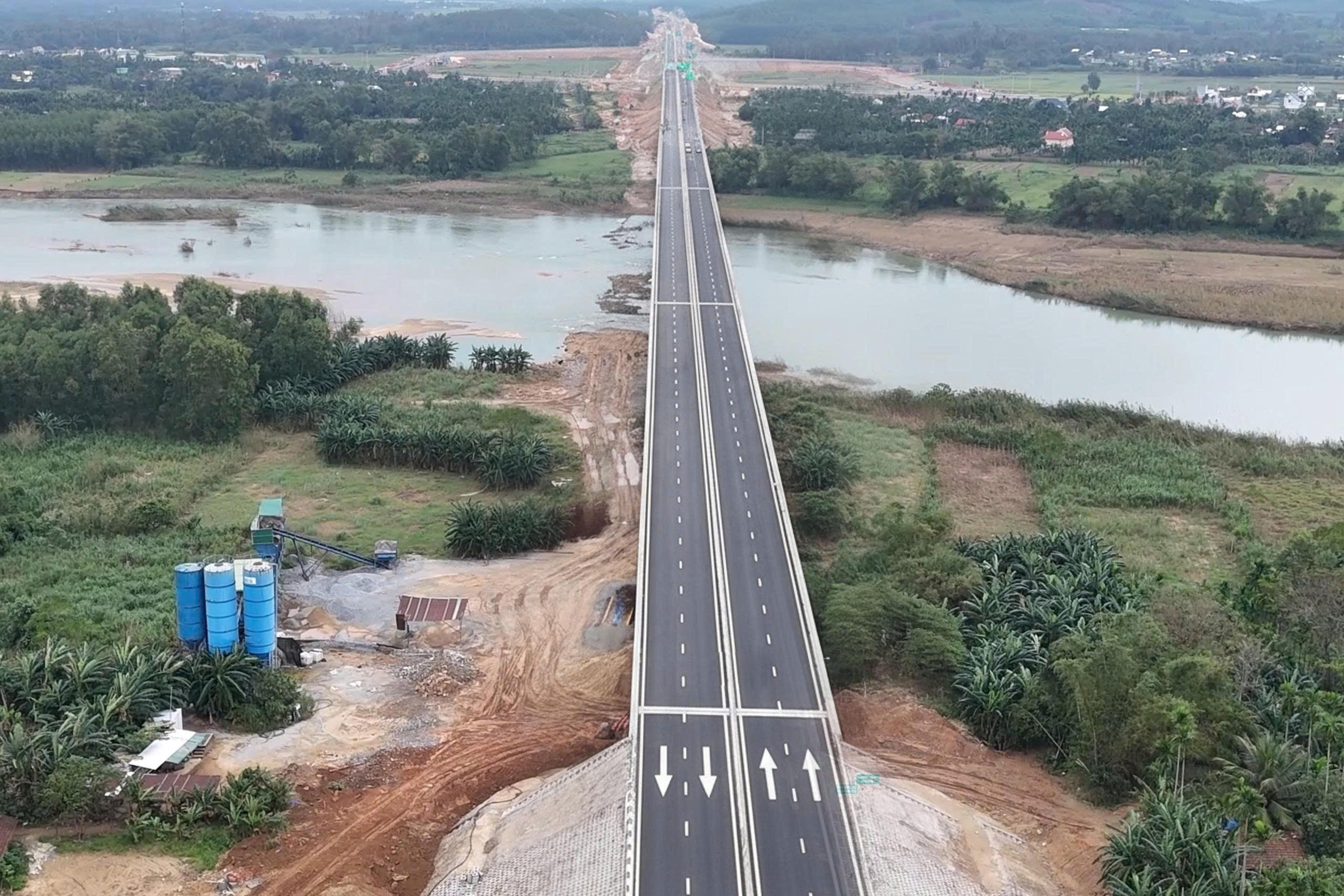 Dự án thành phần lớn nhất cao tốc Bắc - Nam giai đoạn 2 về đích trước 8 tháng- Ảnh 2.