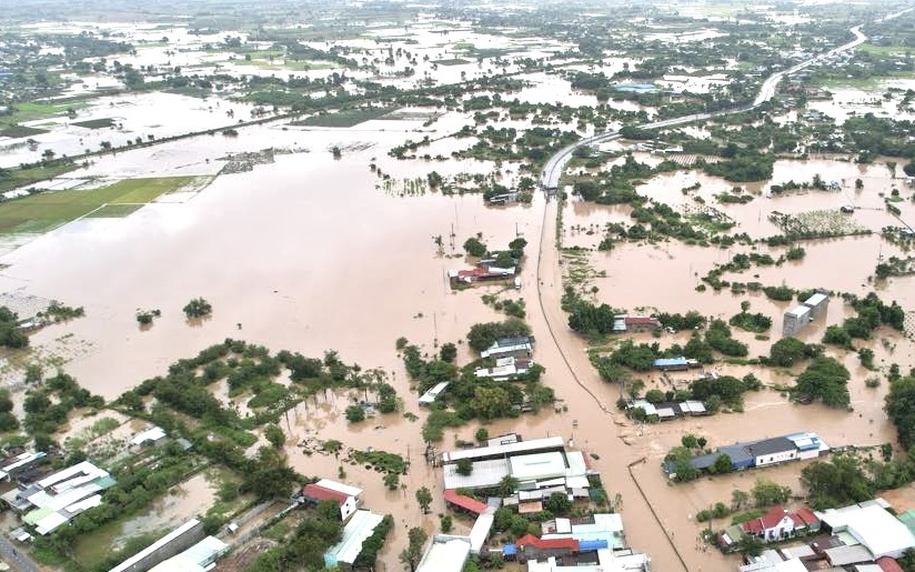 Lâm Đồng: Mưa lớn kết hợp xả lũ điều tiết, nhiều khu vực ngập sâu, giao thông chia cắt
