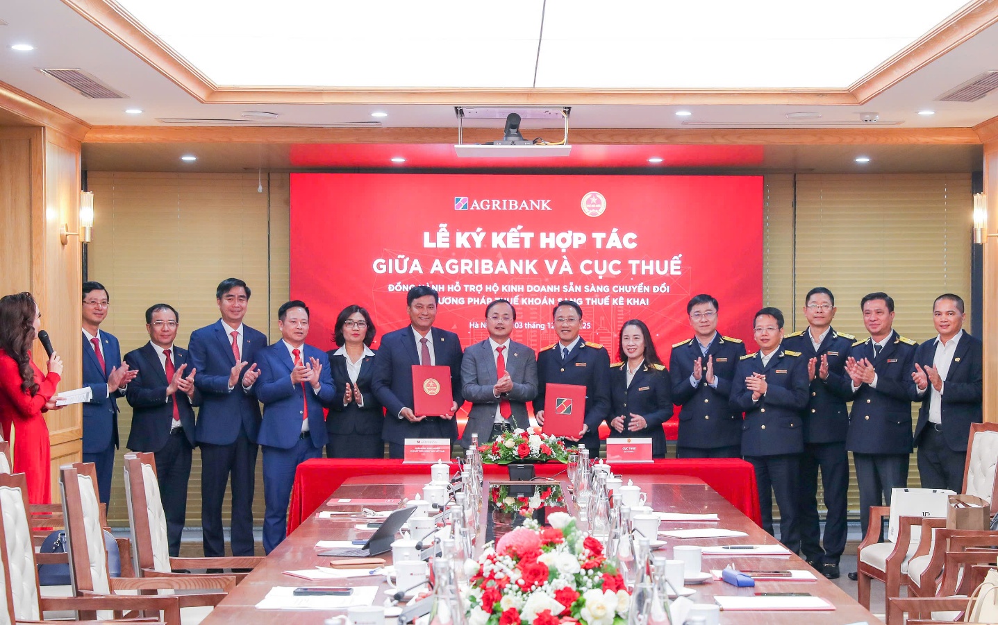 Agribank và Cục Thuế đồng hành hỗ trợ hộ kinh doanh chuyển đổi sang thuế kê khai- Ảnh 1.