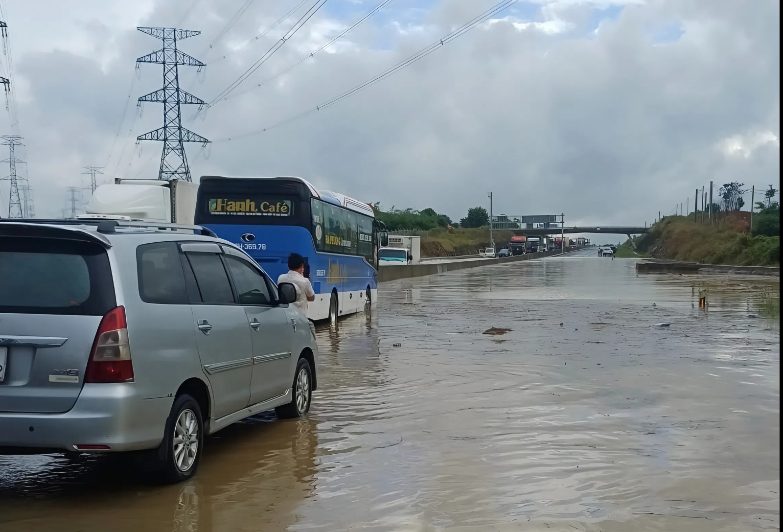 Cao tốc Phan Thiết - Dầu Giây tạm đóng do tái ngập sau mưa lớn- Ảnh 1.
