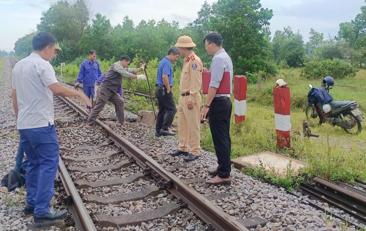 Quảng Trị: Nhiều giải pháp đảm bảo trật tự, an toàn giao thông đường sắt- Ảnh 3. Quảng Trị: Nhiều giải pháp đảm bảo trật tự, an toàn giao thông đường sắt- Ảnh 3.