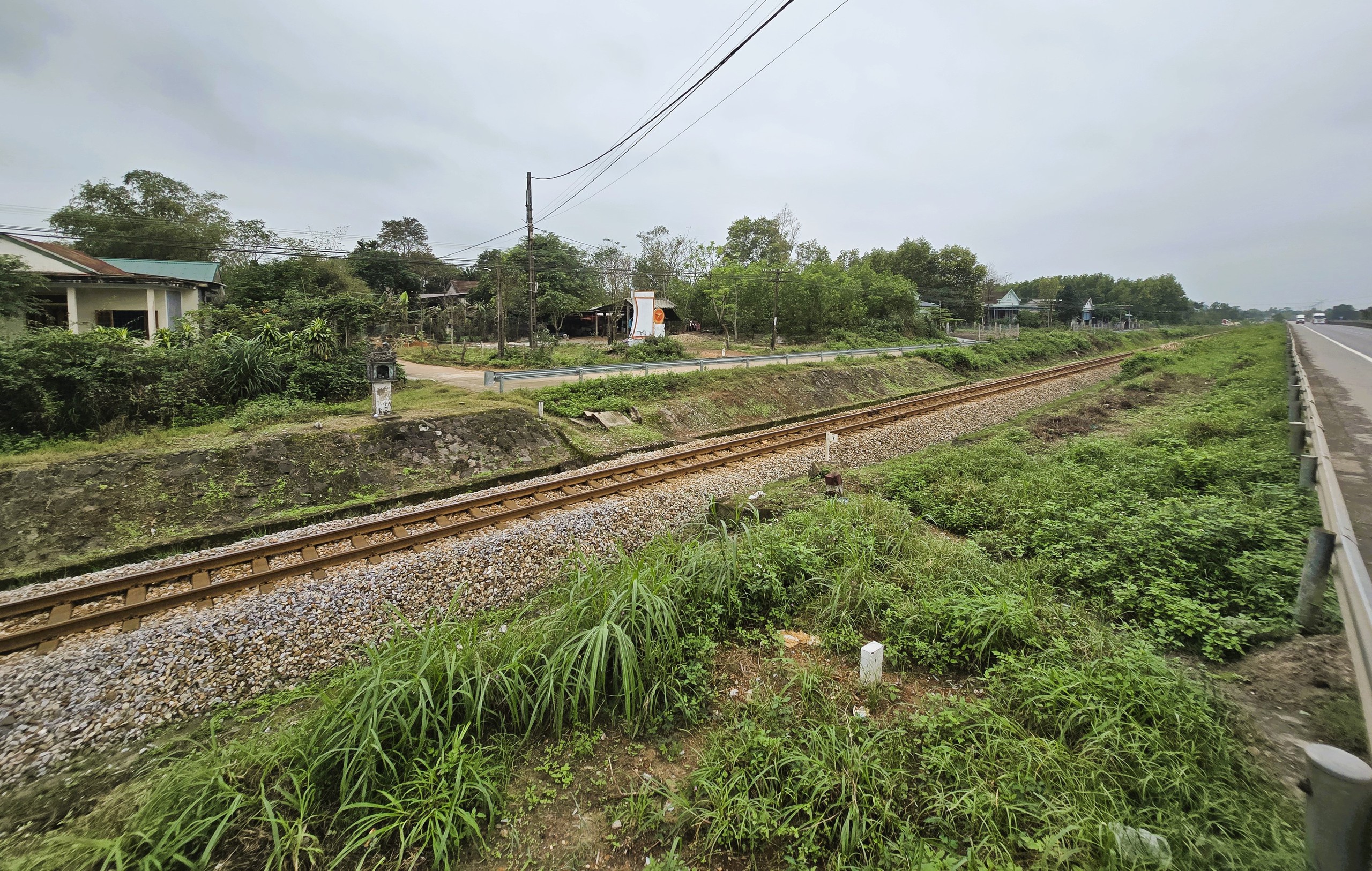 Quảng Trị: Nhiều giải pháp đảm bảo trật tự, an toàn giao thông đường sắt- Ảnh 1. Quảng Trị: Nhiều giải pháp đảm bảo trật tự, an toàn giao thông đường sắt- Ảnh 1.