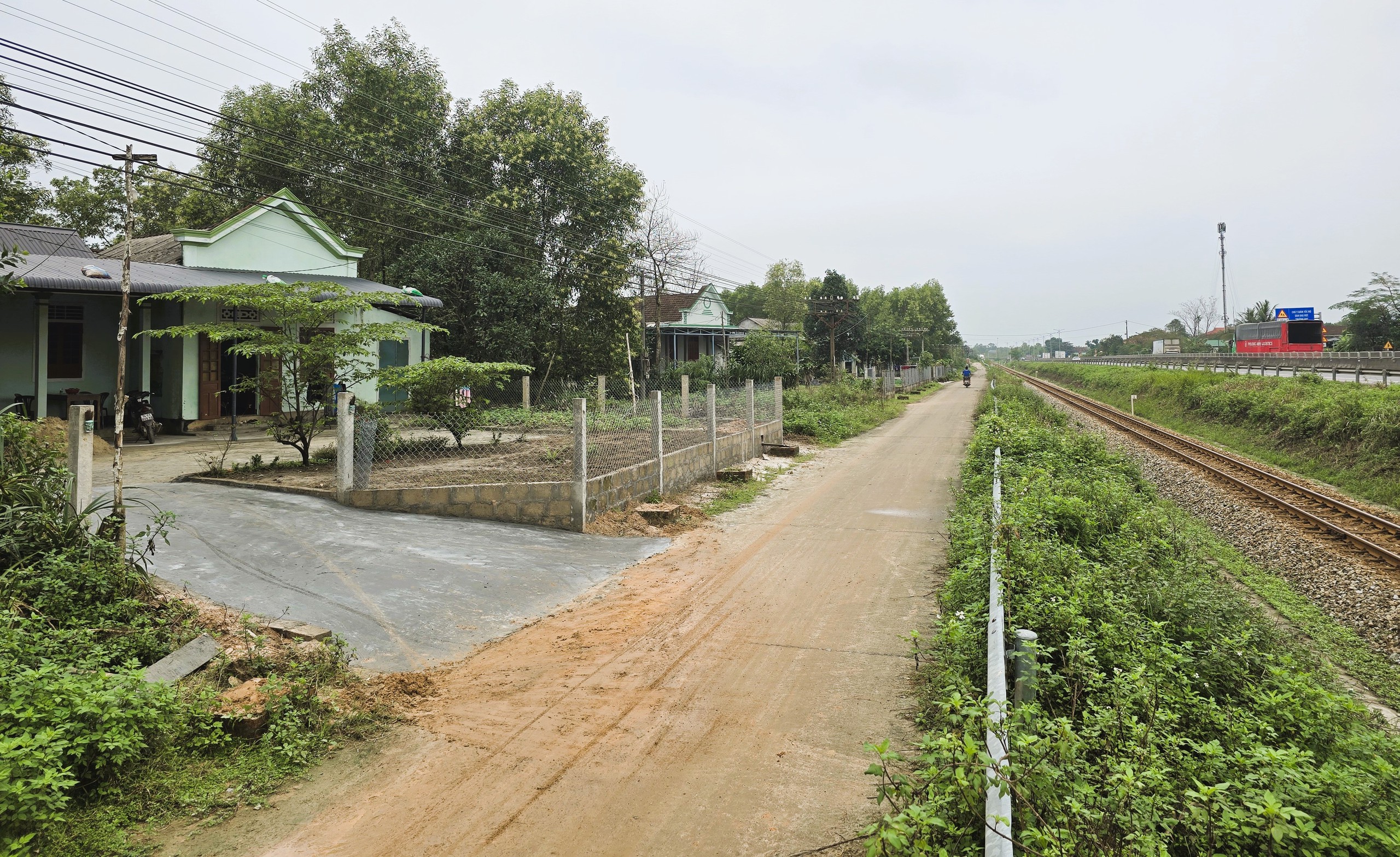 Quảng Trị: Nhiều giải pháp đảm bảo trật tự, an toàn giao thông đường sắt- Ảnh 2. Quảng Trị: Nhiều giải pháp đảm bảo trật tự, an toàn giao thông đường sắt- Ảnh 2.