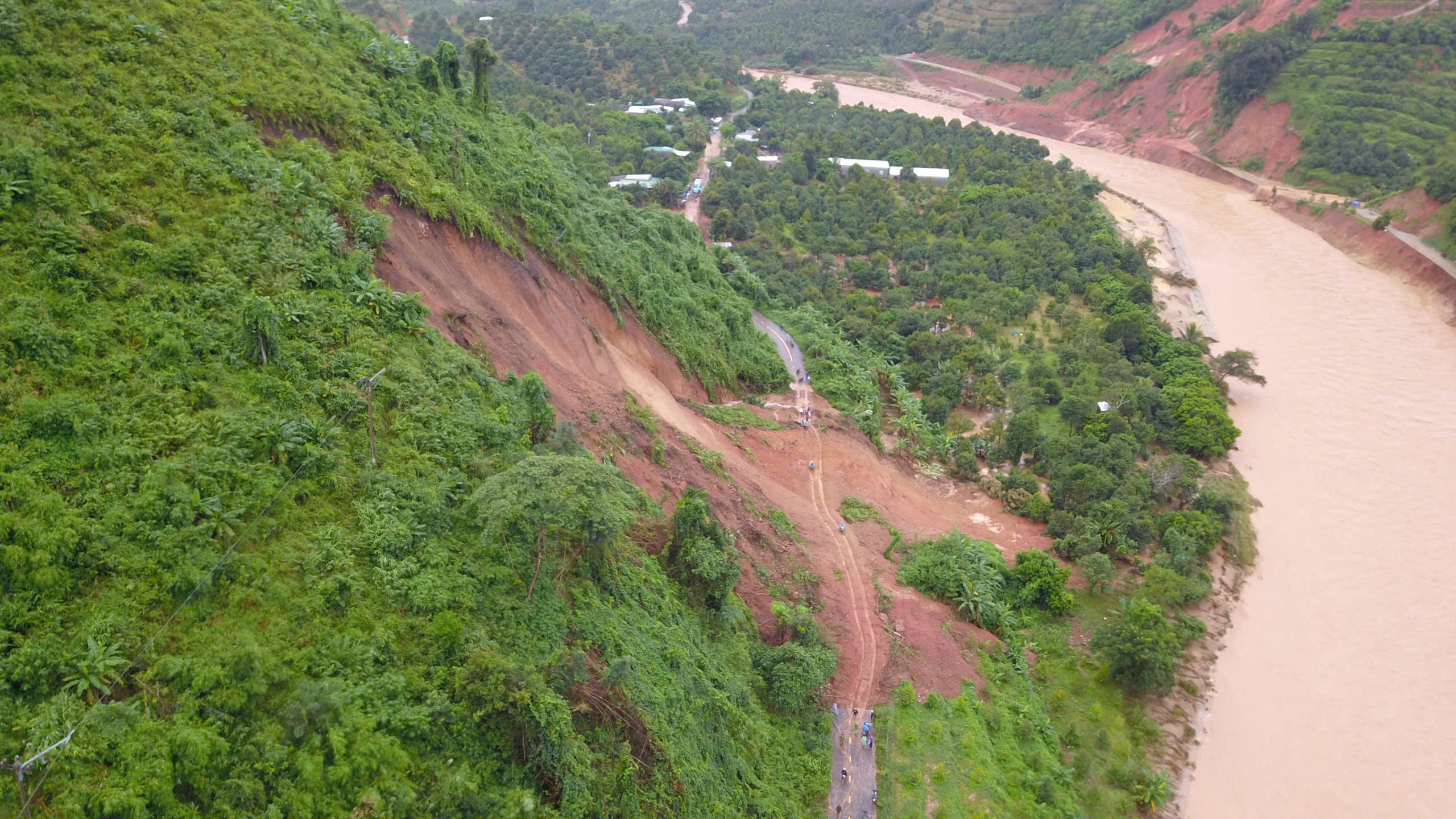 Khánh Hòa: Mưa lớn trong đêm, nhiều nơi ngập cục bộ, giao thông bị chia cắt- Ảnh 4. Khánh Hòa: Mưa lớn trong đêm, nhiều nơi ngập cục bộ, giao thông bị chia cắt- Ảnh 4.