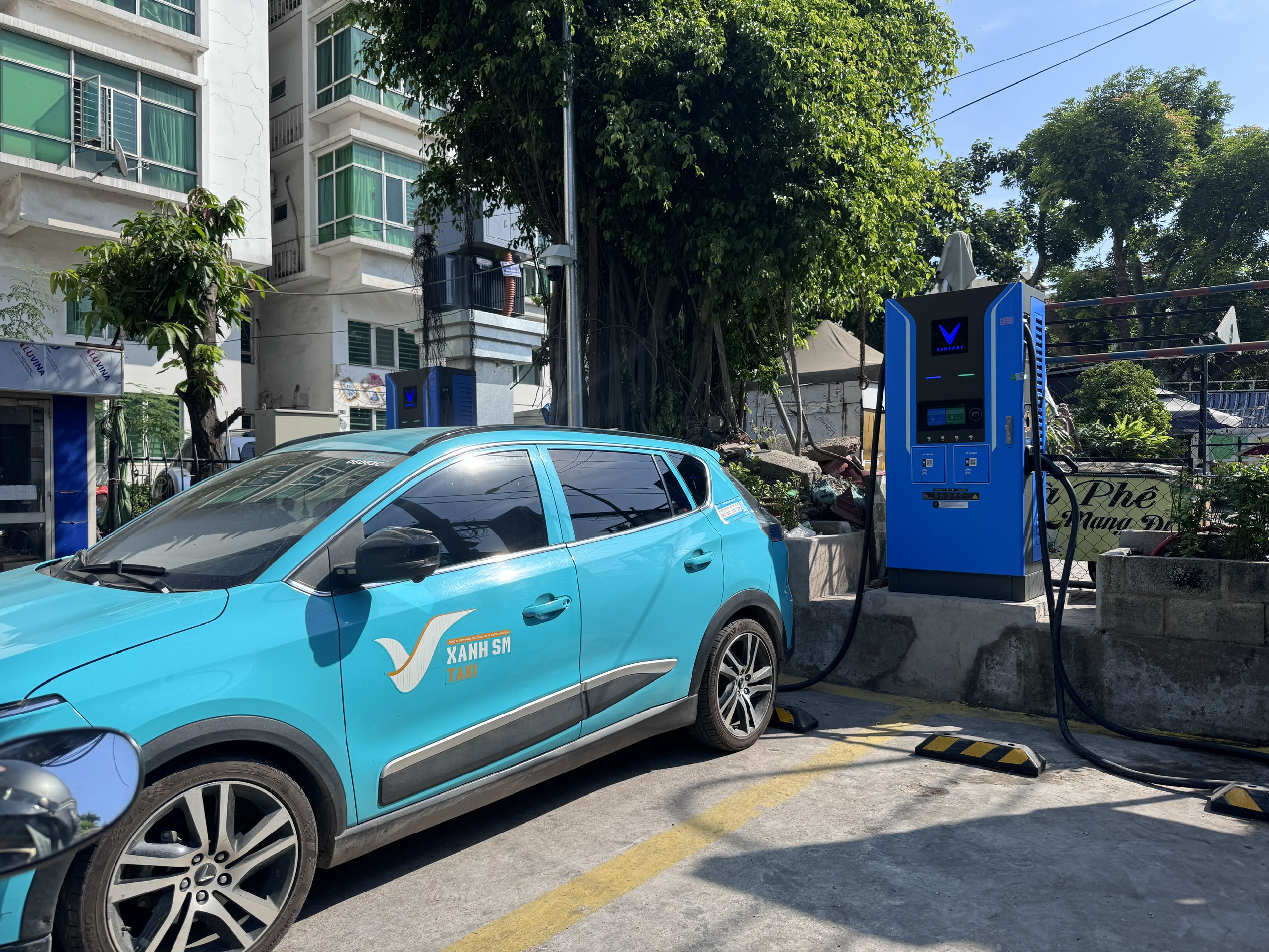 TP.HCM đề xuất bổ sung quy định về trạm sạc xe điện trong chung cư để ngăn tranh chấp- Ảnh 1. TP.HCM đề xuất bổ sung quy định về trạm sạc xe điện trong chung cư để ngăn tranh chấp- Ảnh 1.