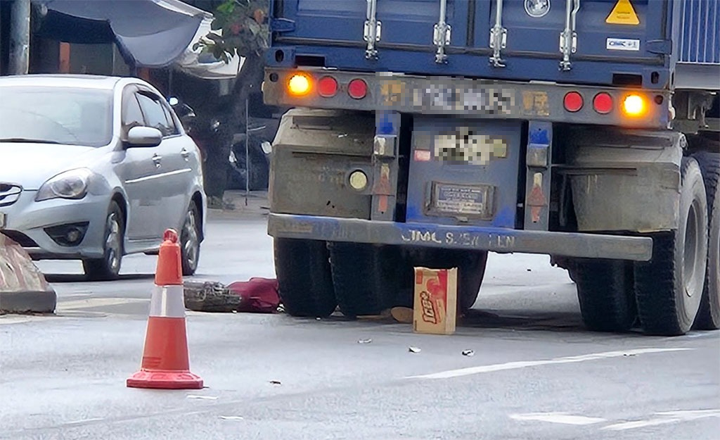 Hưng Yên: Liên tiếp xảy ra tai nạn trên quốc lộ 10 khiến hai người tử vong- Ảnh 1.