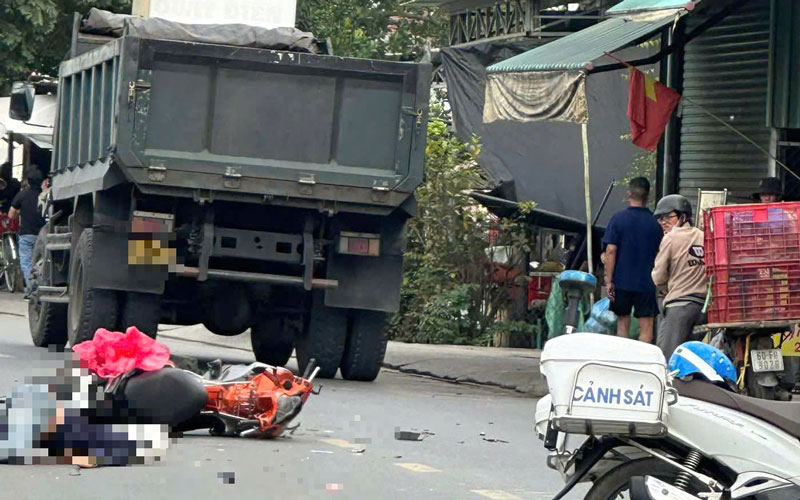 Hiện trường vụ tai nạn khiến người đàn ông đi xe máy tử vong tại chỗ - Ảnh: Anh Vũ. Hiện trường vụ tai nạn khiến người đàn ông đi xe máy tử vong tại chỗ - Ảnh: Anh Vũ.