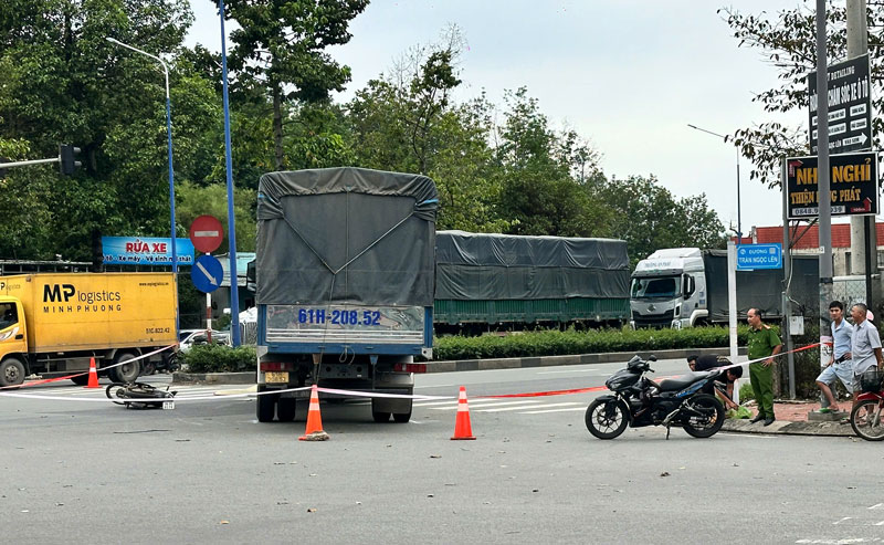 Lực lượng chức năng xử lý hiện trường vụ tai nạn. Lực lượng chức năng xử lý hiện trường vụ tai nạn.