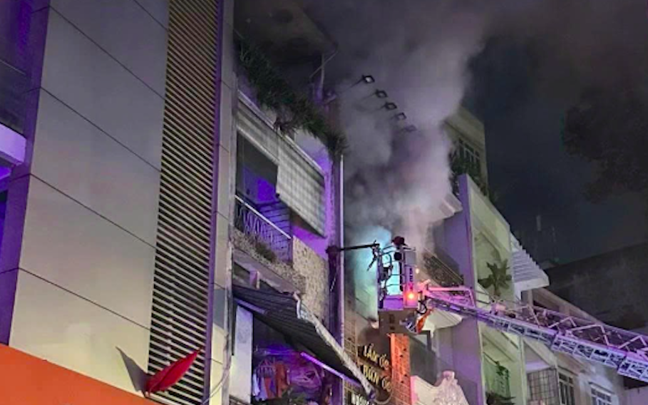 Điều tra vụ cháy quán ăn trên đường Trần Hưng Đạo ở TP.HCM khiến 4 người tử vong