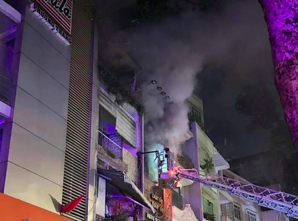 Điều tra vụ cháy quán ăn trên đường Trần Hưng Đạo ở TP.HCM khiến 4 người tử vong- Ảnh 1.