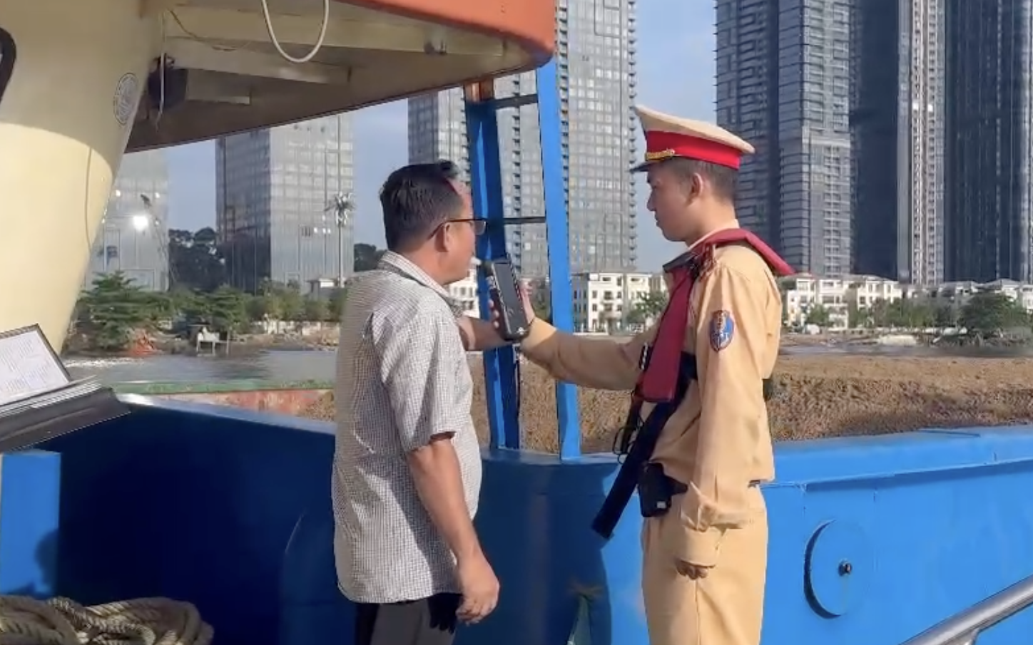 TP.HCM siết chặt quản lý hành lang sông, triển khai phương án ứng phó sạt lở- Ảnh 3. TP.HCM xử phạt 339 trường hợp vi phạm giao thông đường thủy chỉ trong nửa tháng ra quân