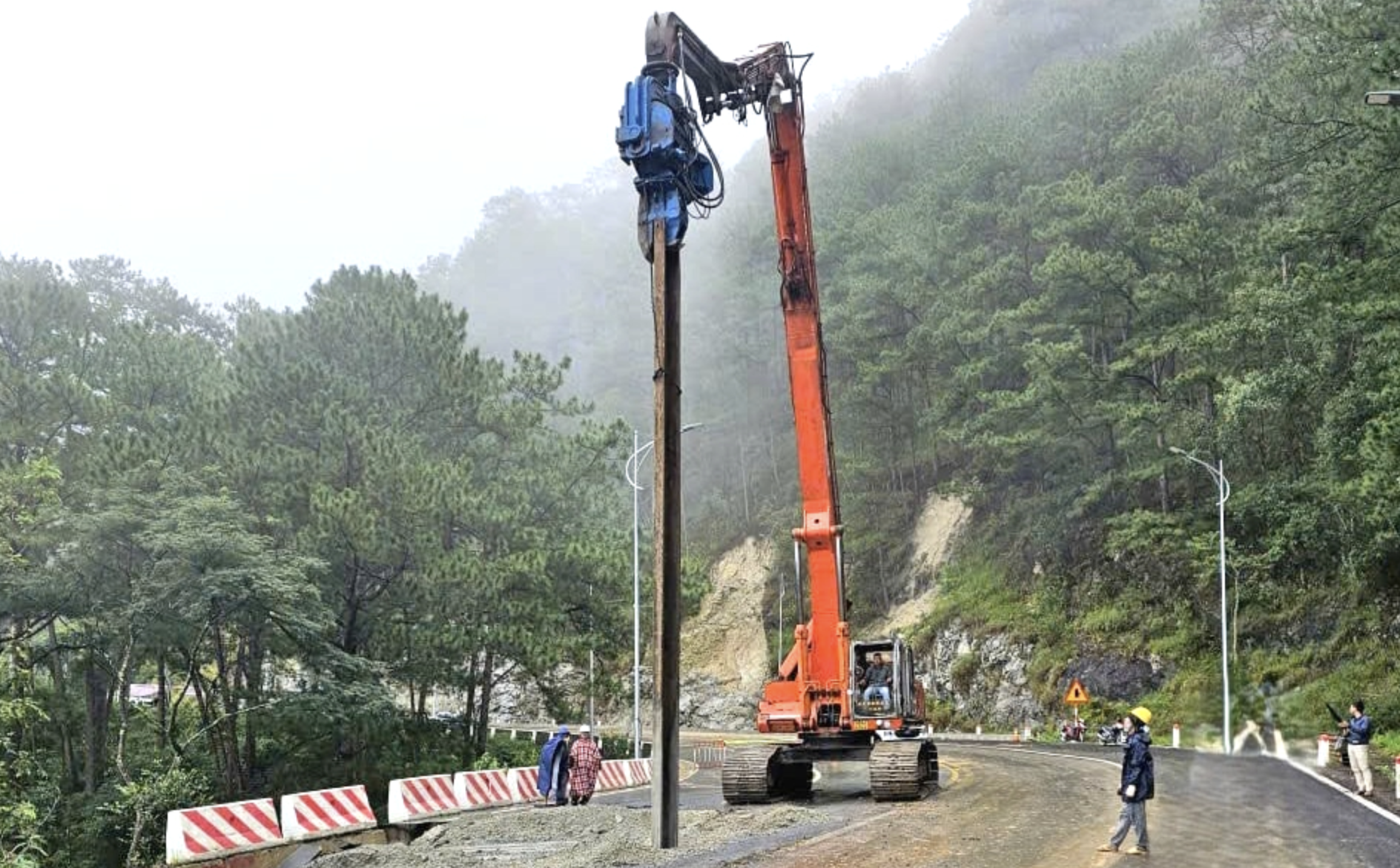 Mưa lớn, nguy cơ sạt lở: Cục Đường bộ ra công điện khẩn bảo đảm giao thông- Ảnh 1.