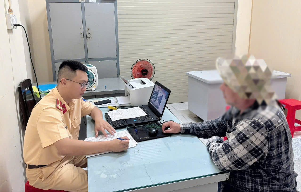 Đồng Nai: Xử phạt 3 tài xế vì chở bùn không che bạt và vượt ẩu trên đường- Ảnh 2.