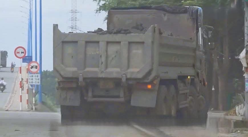 Đồng Nai: Xử phạt 3 tài xế vì chở bùn không che bạt và vượt ẩu trên đường- Ảnh 1.