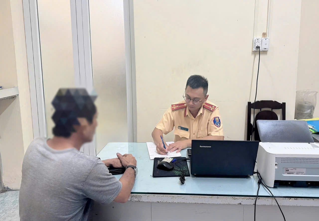 Đồng Nai: Xử phạt 3 tài xế vì chở bùn không che bạt và vượt ẩu trên đường- Ảnh 3.