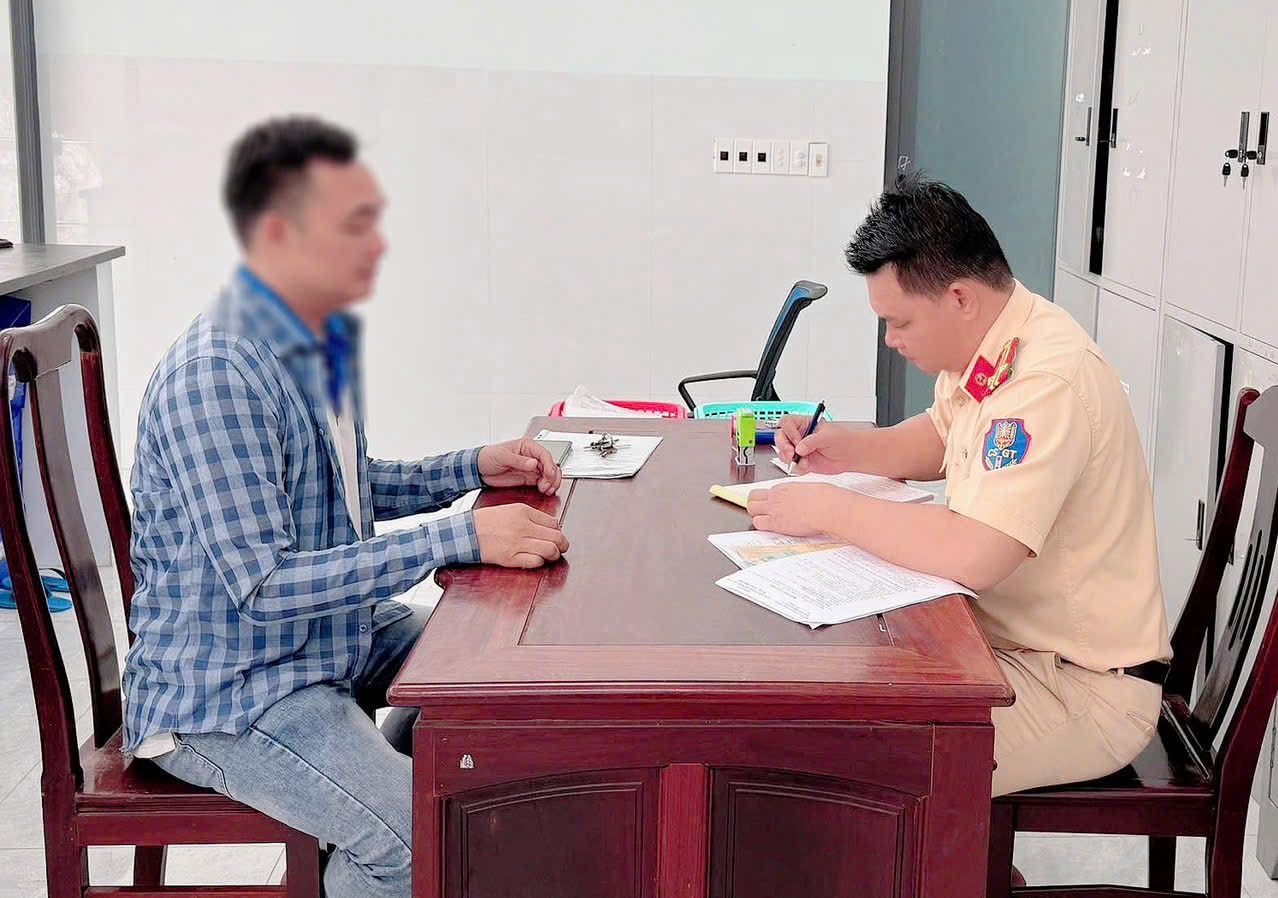 Đồng Nai: Xử phạt 3 tài xế vì chở bùn không che bạt và vượt ẩu trên đường- Ảnh 4.