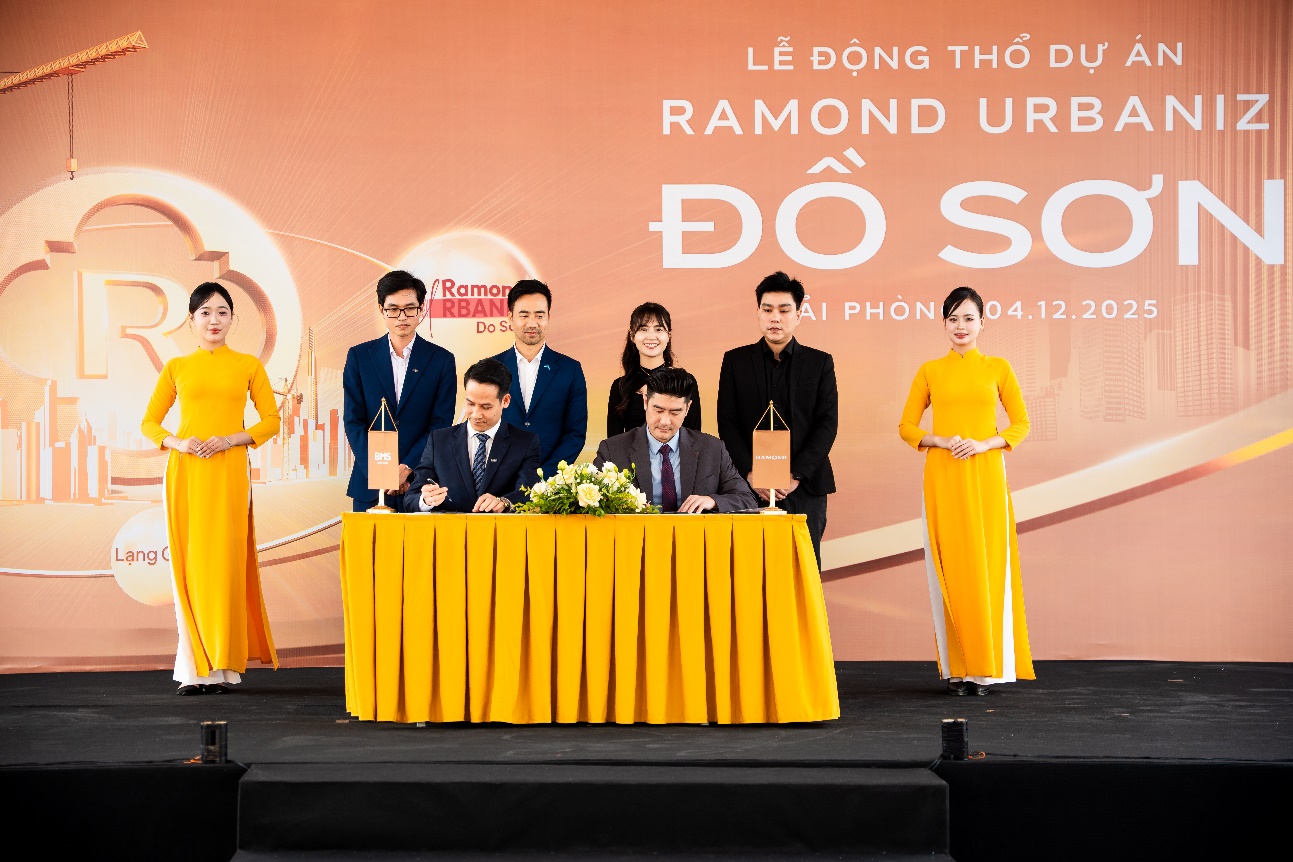 BHS Property hợp tác chiến lược cùng Ramond Holdings, phân phối Ramond Urbaniz Đồ Sơn- Ảnh 2. A group of people on a stage Description automatically generated