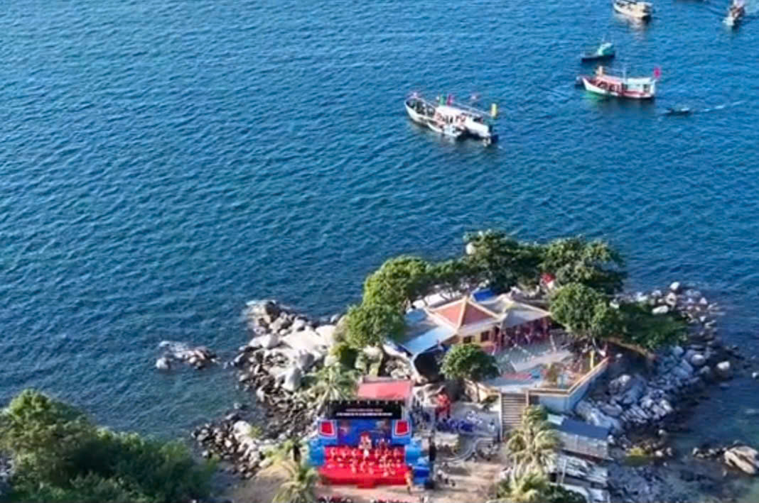 Độc đáo sắc màu văn hóa trong Lễ hội Nghinh Ông Lại Sơn ở An Giang- Ảnh 2. Độc đáo sắc màu văn hóa trong Lễ hội Nghinh Ông Lại Sơn ở An Giang- Ảnh 2.