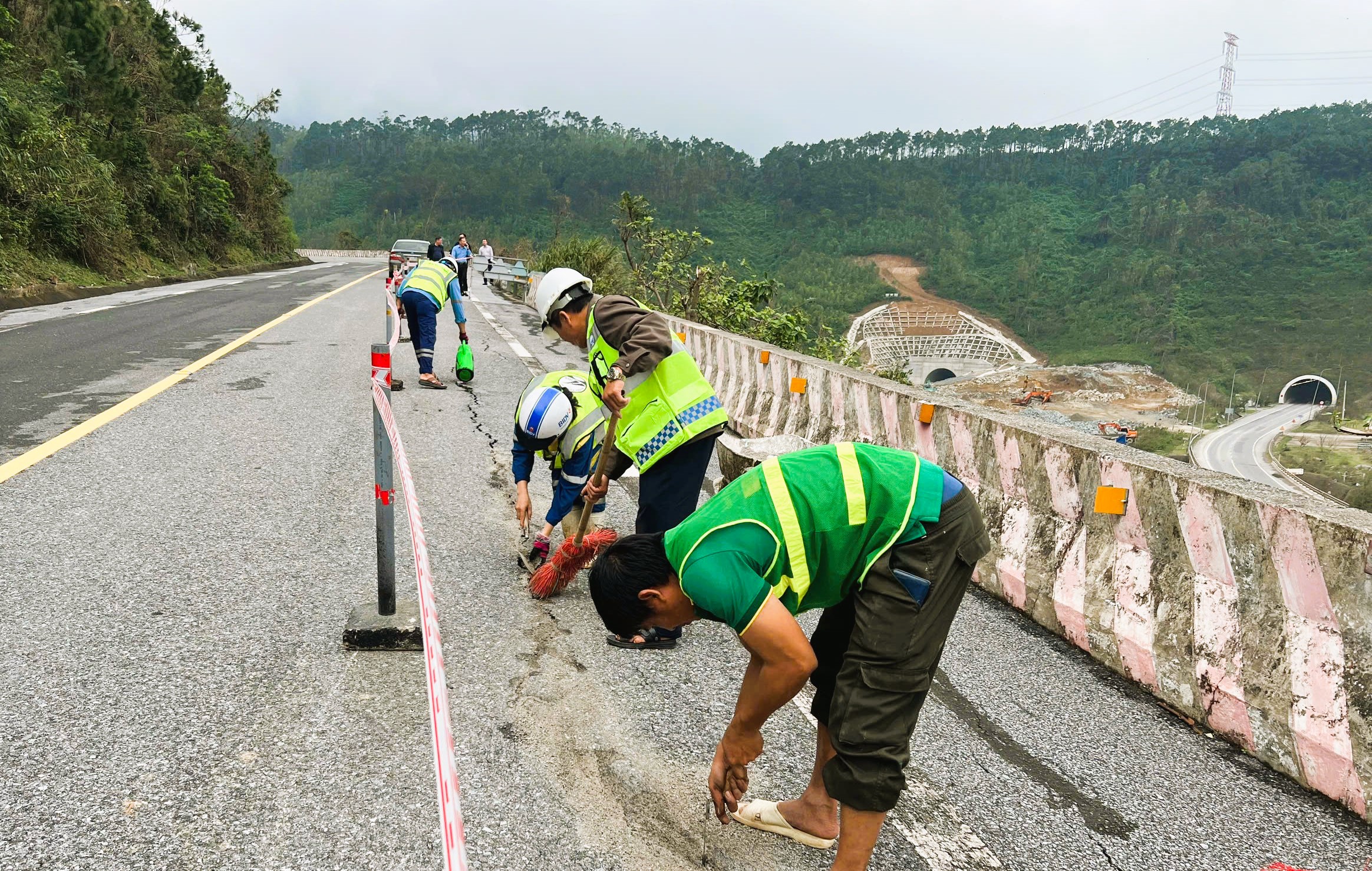 Xử lý vết nứt mặt đường, đảm bảo giao thông quốc lộ 1 qua Đèo Ngang- Ảnh 1. Xử lý vết nứt mặt đường, đảm bảo giao thông quốc lộ 1 qua Đèo Ngang- Ảnh 1.