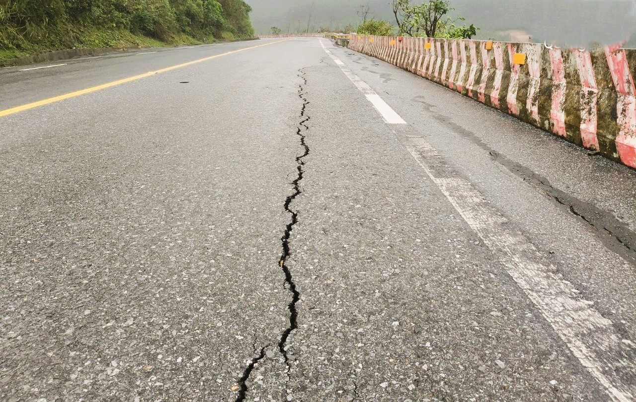 Xử lý vết nứt mặt đường, đảm bảo giao thông quốc lộ 1 qua Đèo Ngang- Ảnh 2. Xử lý vết nứt mặt đường, đảm bảo giao thông quốc lộ 1 qua Đèo Ngang- Ảnh 2.