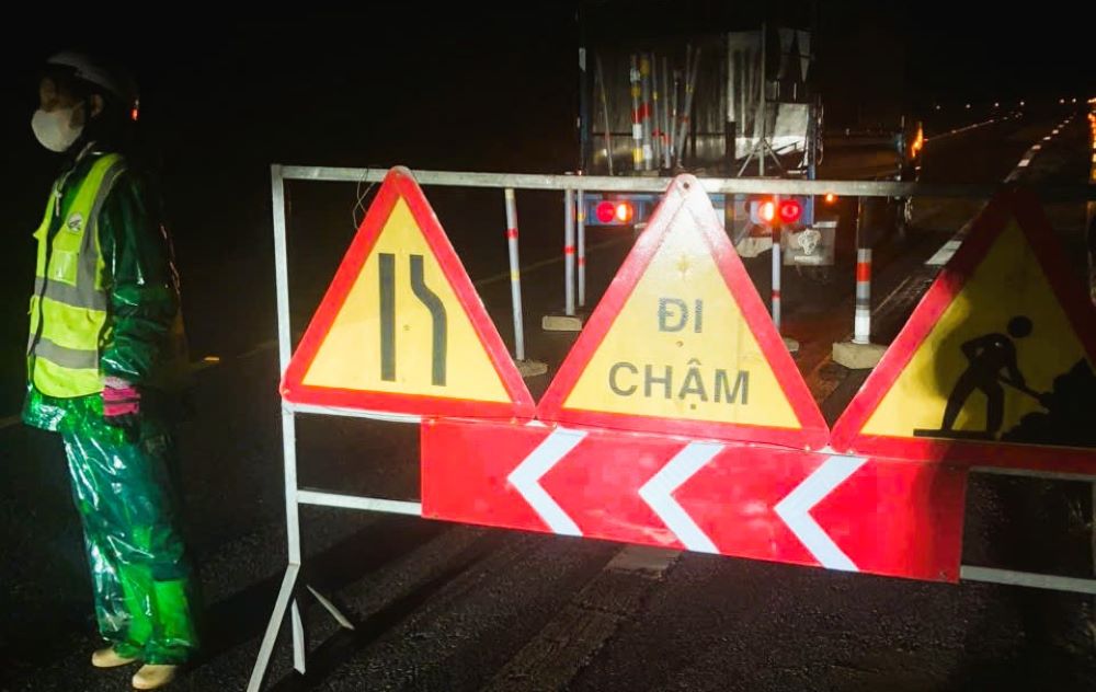 Xử lý vết nứt mặt đường, đảm bảo giao thông quốc lộ 1 qua Đèo Ngang- Ảnh 3. Xử lý vết nứt mặt đường, đảm bảo giao thông quốc lộ 1 qua Đèo Ngang- Ảnh 3.