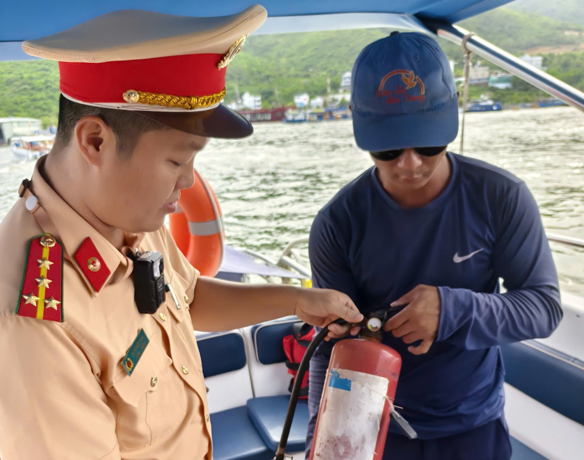 Khánh Hòa: CSGT đường thủy cùng ngư dân và chủ tàu thực hiện nghiêm quy định của Chính phủ- Ảnh 3. Khánh Hòa: CSGT đường thủy cùng ngư dân và chủ tàu thực hiện nghiêm quy định của Chính phủ- Ảnh 3.