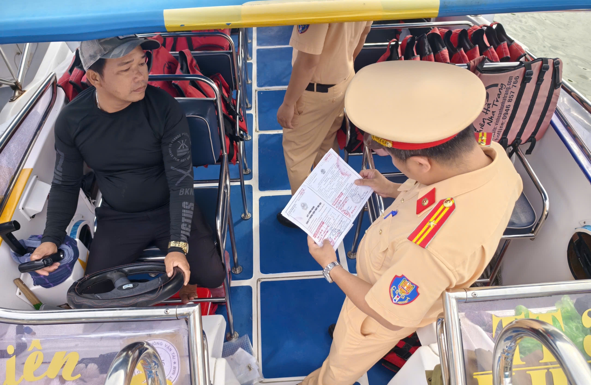 Khánh Hòa: CSGT đường thủy cùng ngư dân và chủ tàu thực hiện nghiêm quy định của Chính phủ- Ảnh 2. Khánh Hòa: CSGT đường thủy cùng ngư dân và chủ tàu thực hiện nghiêm quy định của Chính phủ- Ảnh 2.