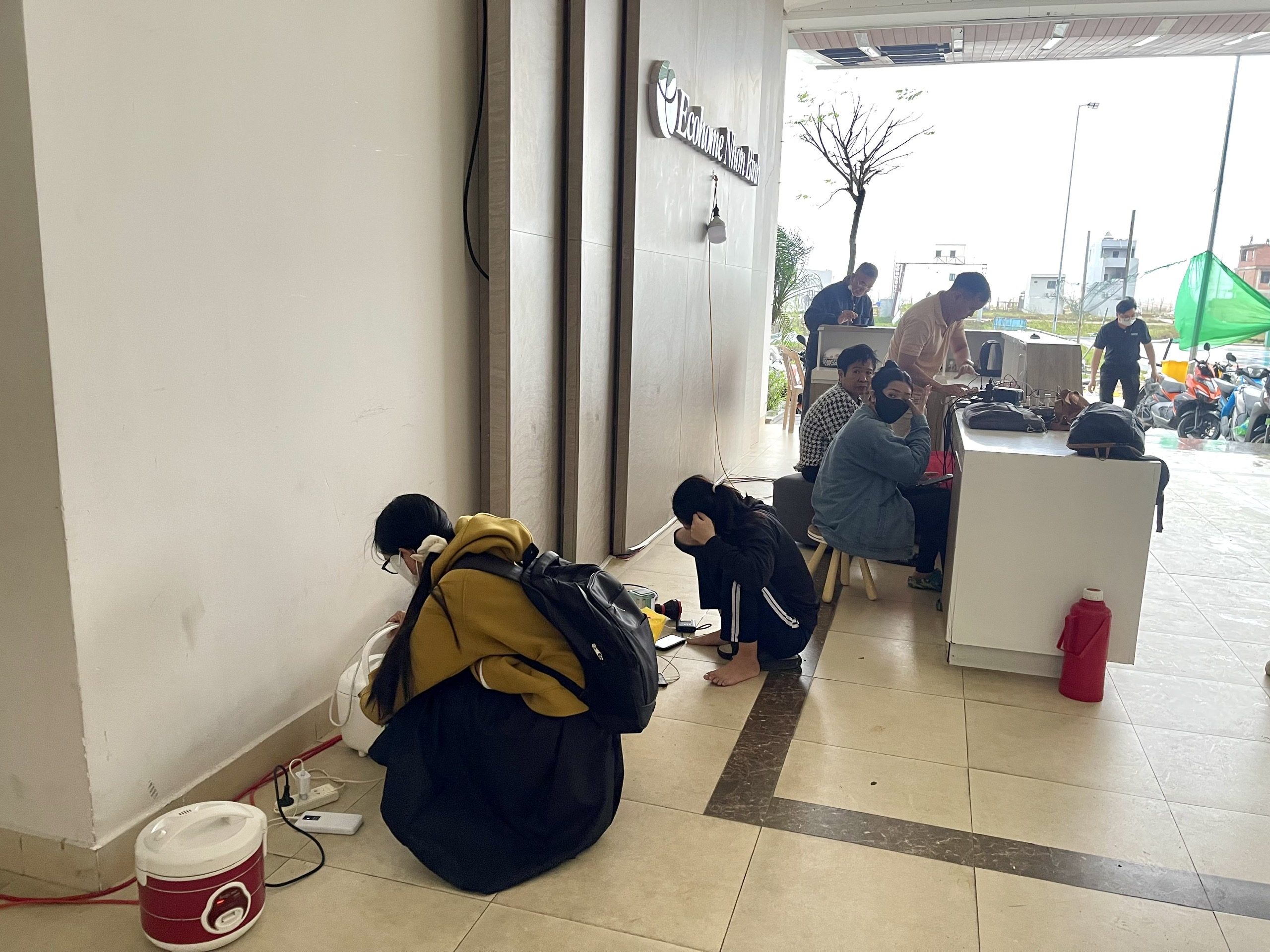 Gia Lai: Hàng trăm cư dân bí bách vì điện cúp, nước cấp nhỏ giọt sau mưa lũ- Ảnh 2.