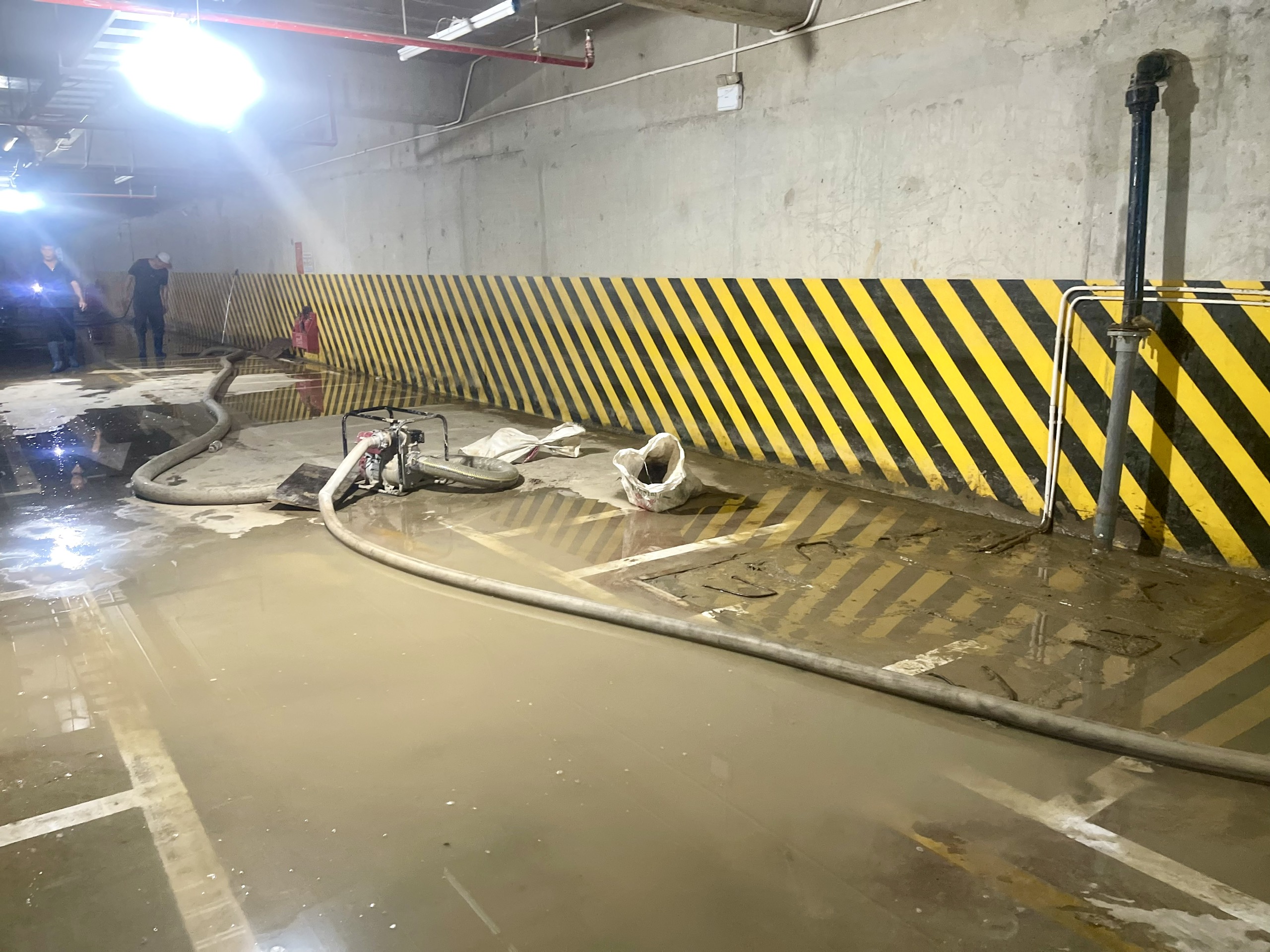 Gia Lai: Hàng trăm cư dân bí bách vì điện cúp, nước cấp nhỏ giọt sau mưa lũ- Ảnh 3.