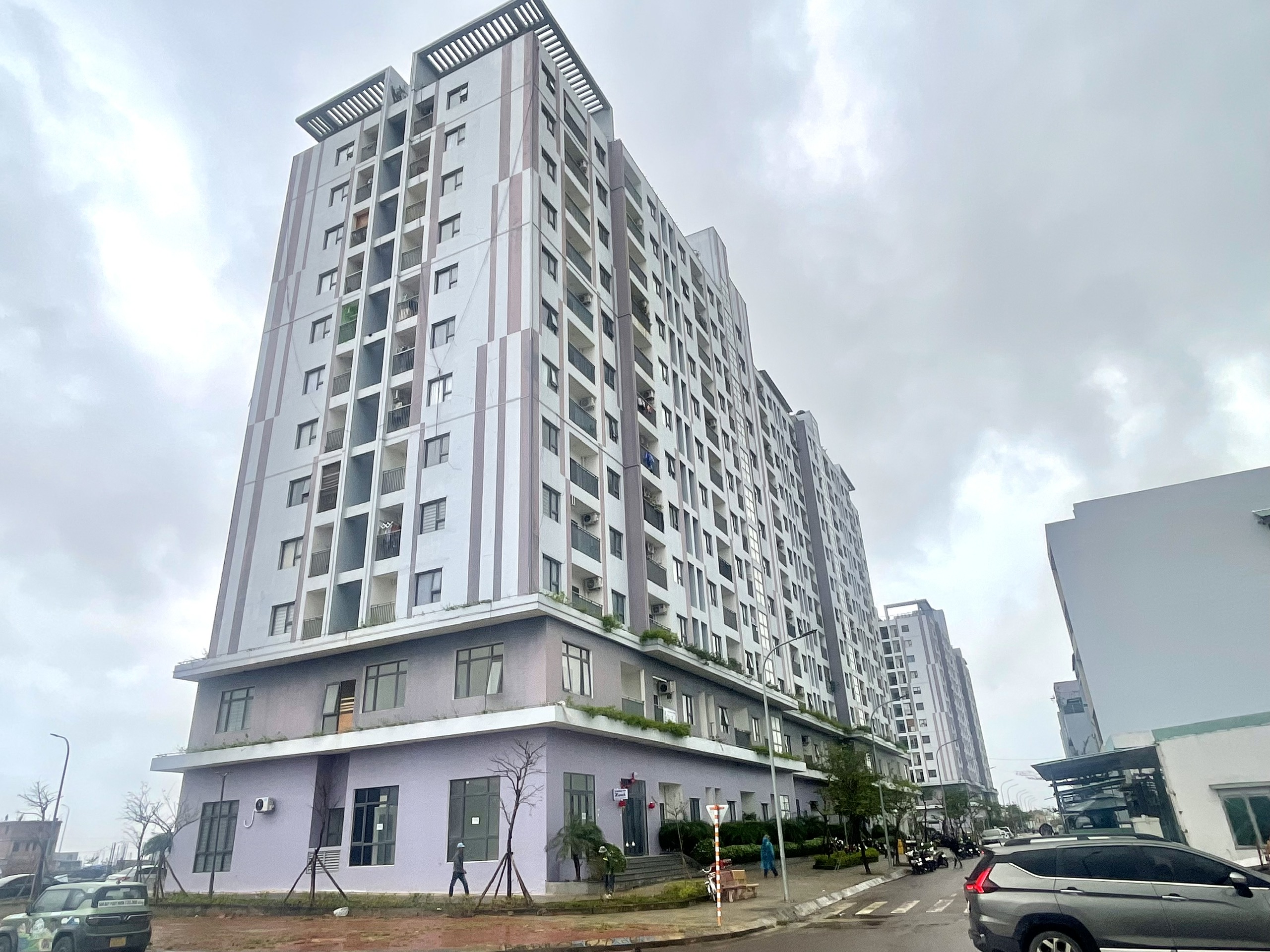 Gia Lai: Hàng trăm cư dân bí bách vì điện cúp, nước cấp nhỏ giọt sau mưa lũ- Ảnh 1.