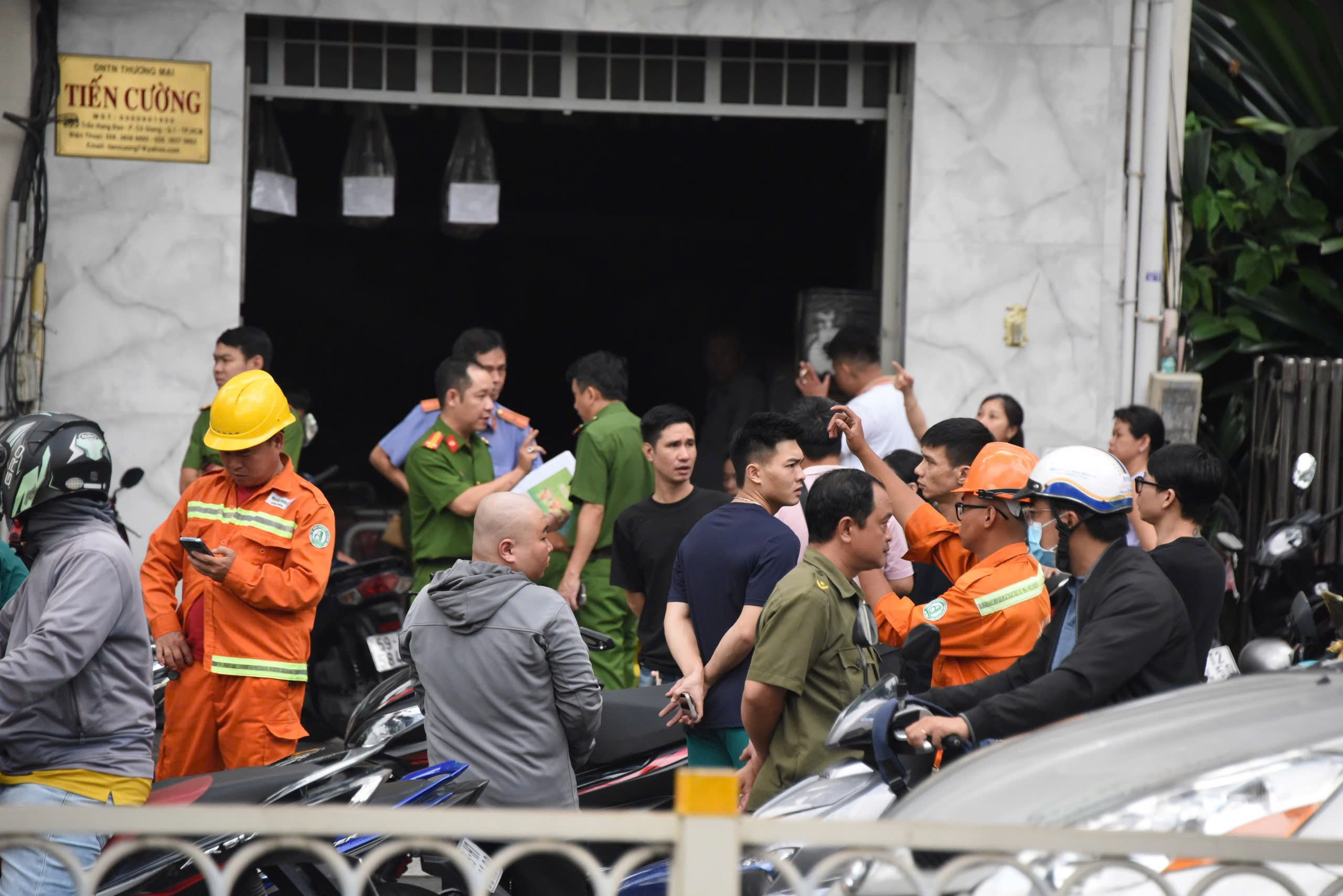 TP.HCM: Hiện trường vụ cháy quán ăn khiến 4 người tử vong trên đường Trần Hưng Đạo- Ảnh 2.