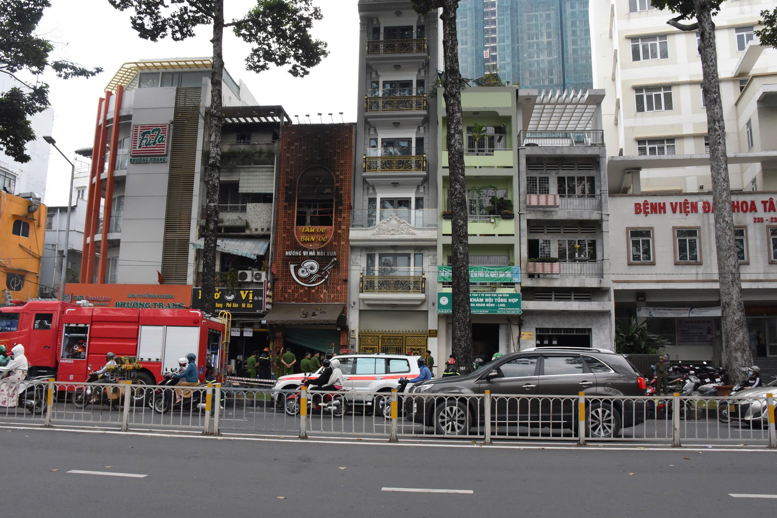 TP.HCM: Hiện trường vụ cháy quán ăn khiến 4 người tử vong trên đường Trần Hưng Đạo- Ảnh 1.