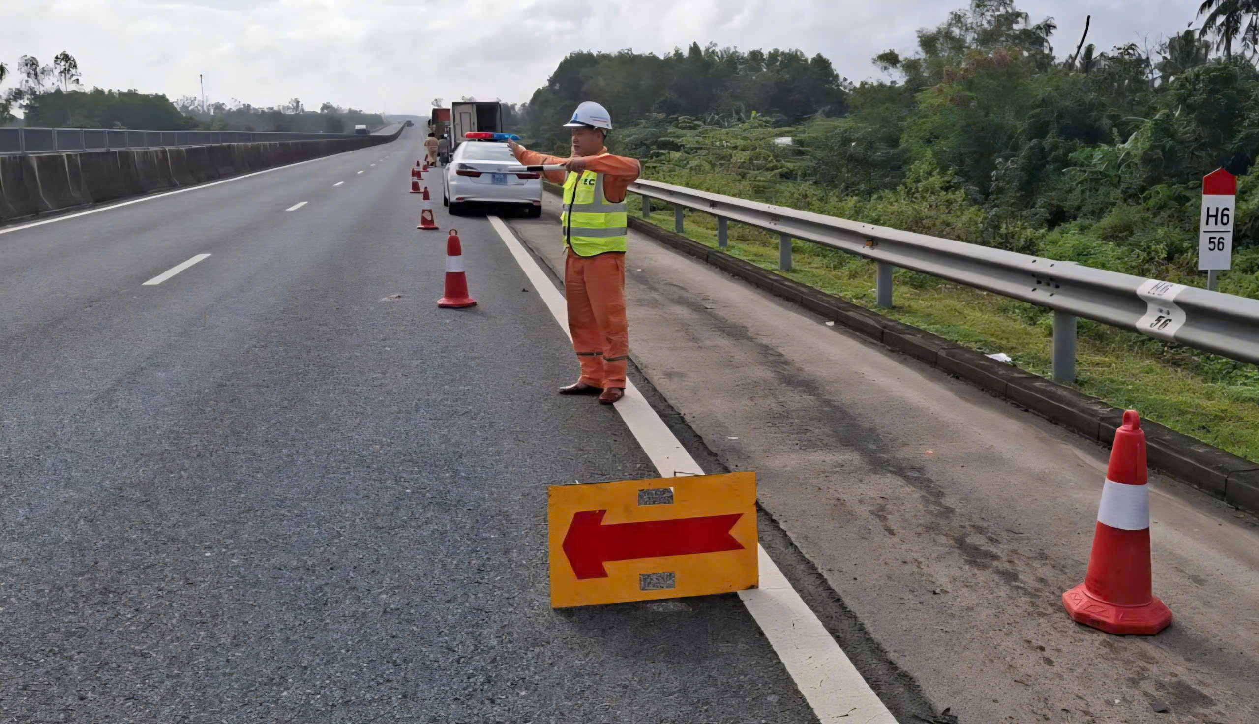 Va chạm xe đầu kéo trên cao tốc Đà Nẵng - Quảng Ngãi, tài xế xe tải tử vong- Ảnh 2.