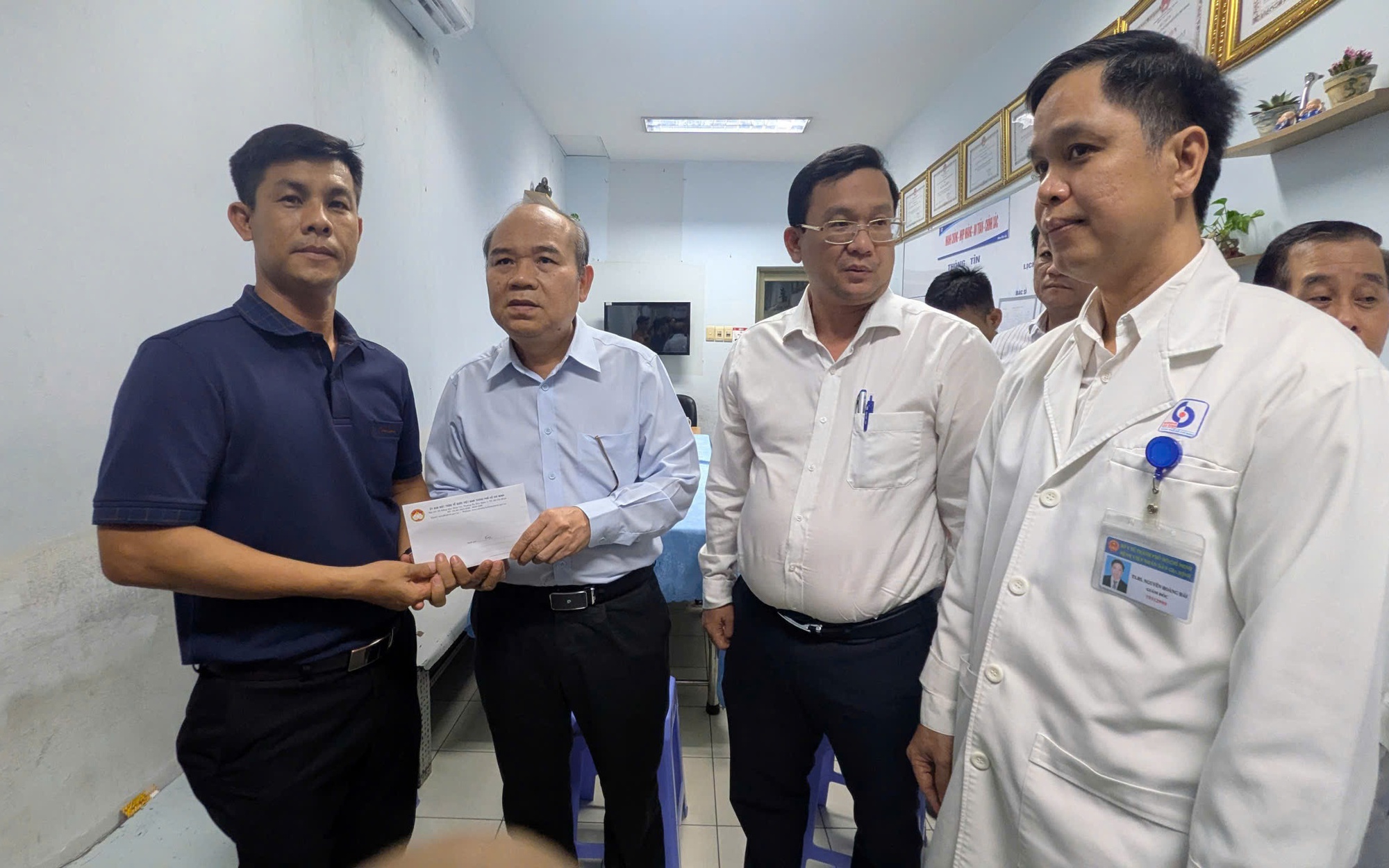 Lãnh đạo TP.HCM thăm hai nạn nhân đang điều trị sau vụ cháy nhà trên đường Trần Hưng Đạo