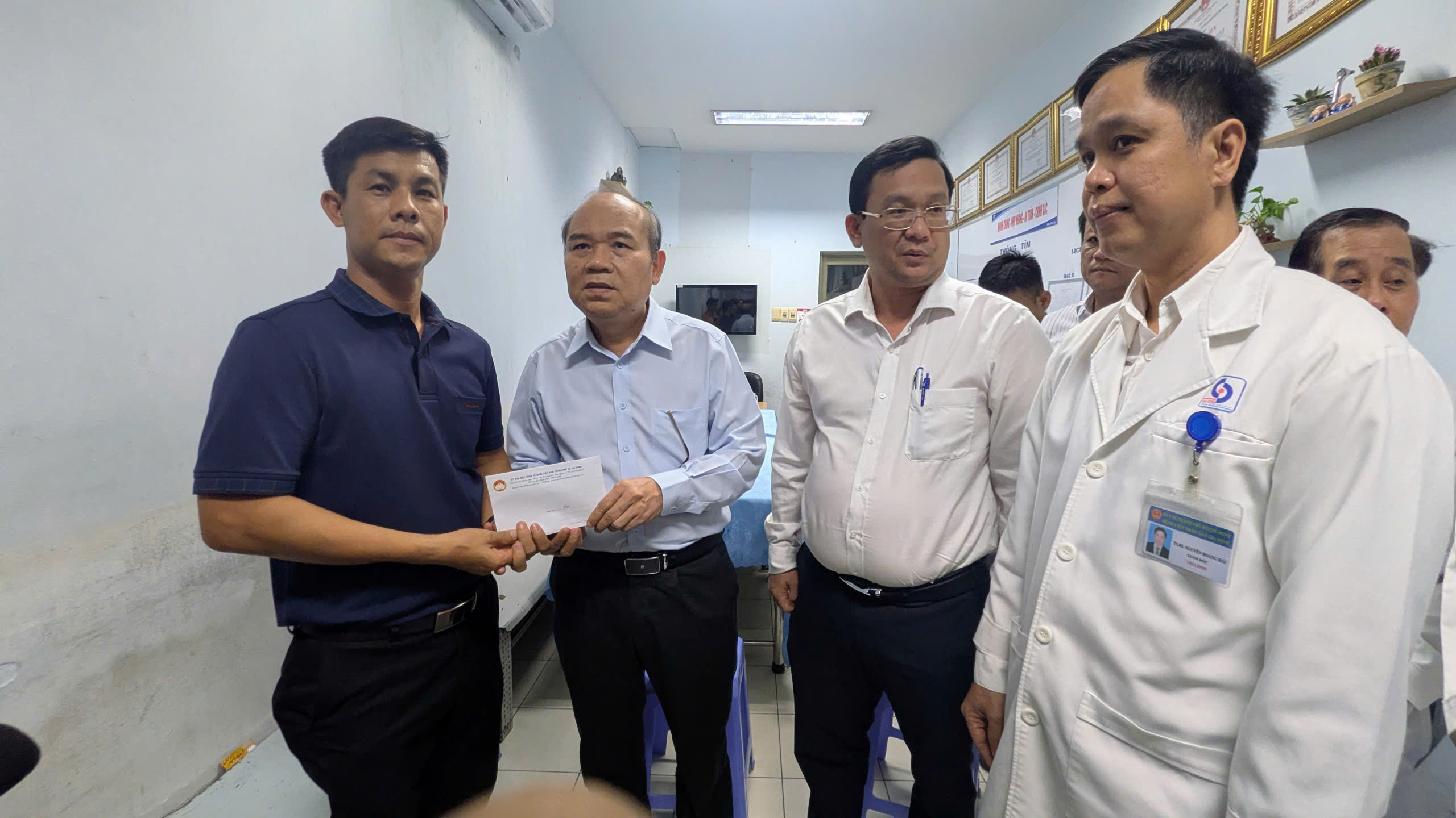 Lãnh đạo TP.HCM thăm hai nạn nhân đang điều trị sau vụ cháy nhà trên đường Trần Hưng Đạo- Ảnh 1.