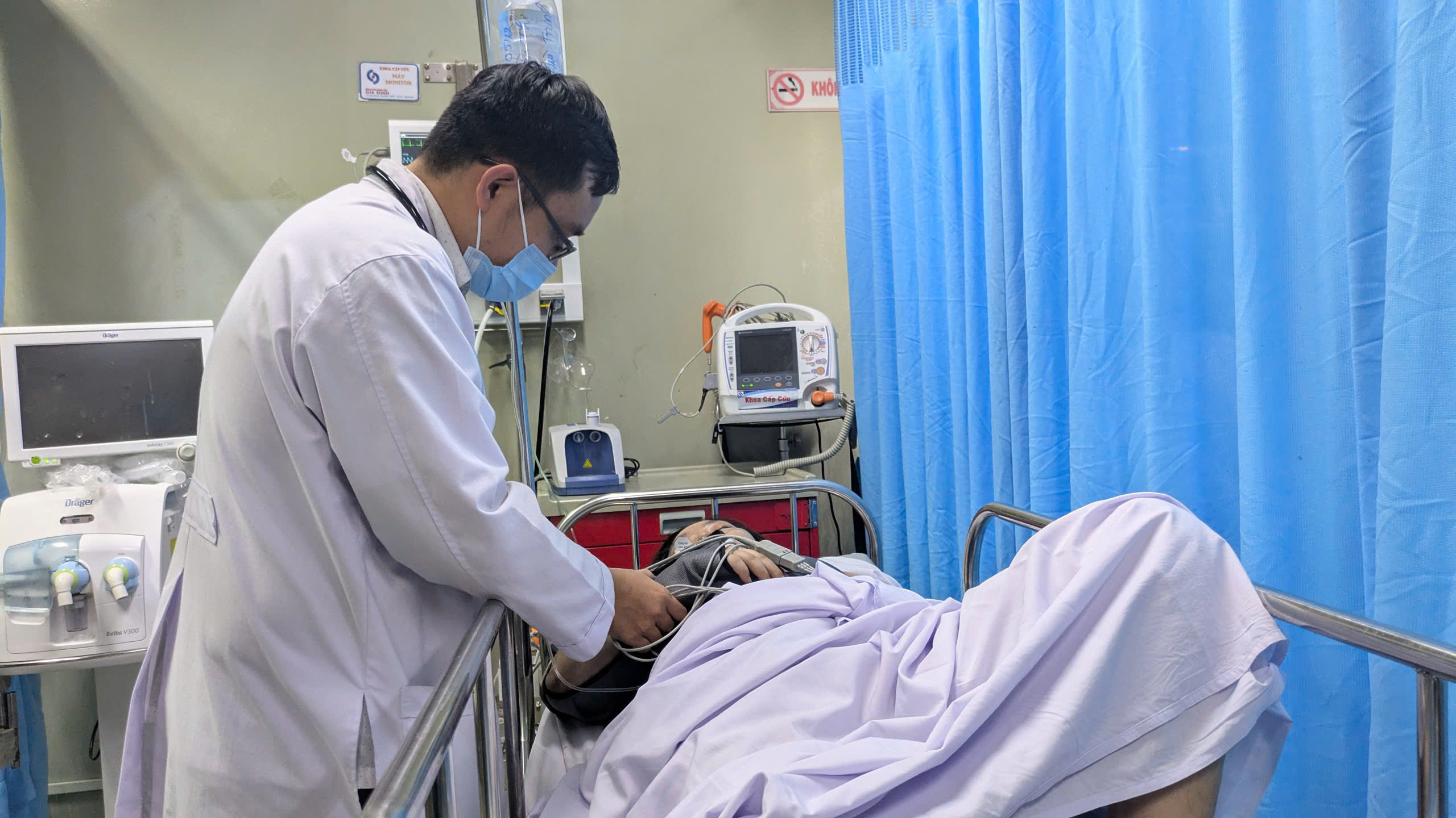 Lãnh đạo TP.HCM thăm hai nạn nhân đang điều trị sau vụ cháy nhà trên đường Trần Hưng Đạo- Ảnh 3.